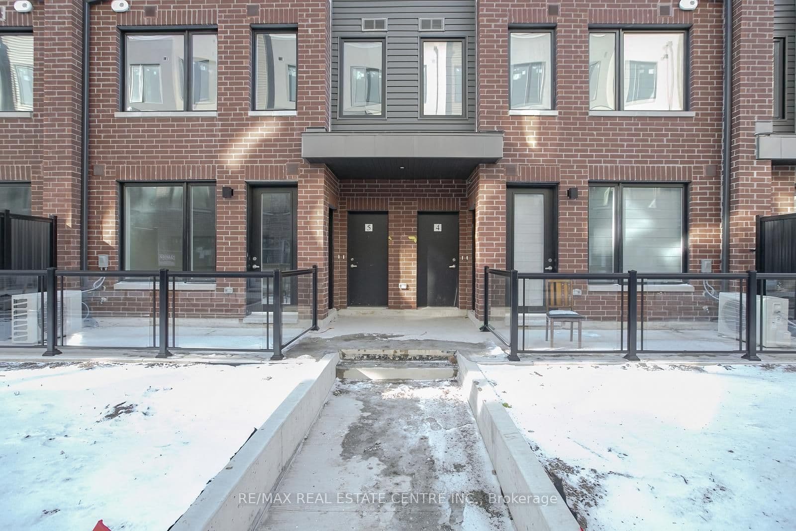 Unit 4 3556 Colonial Drive photo 1