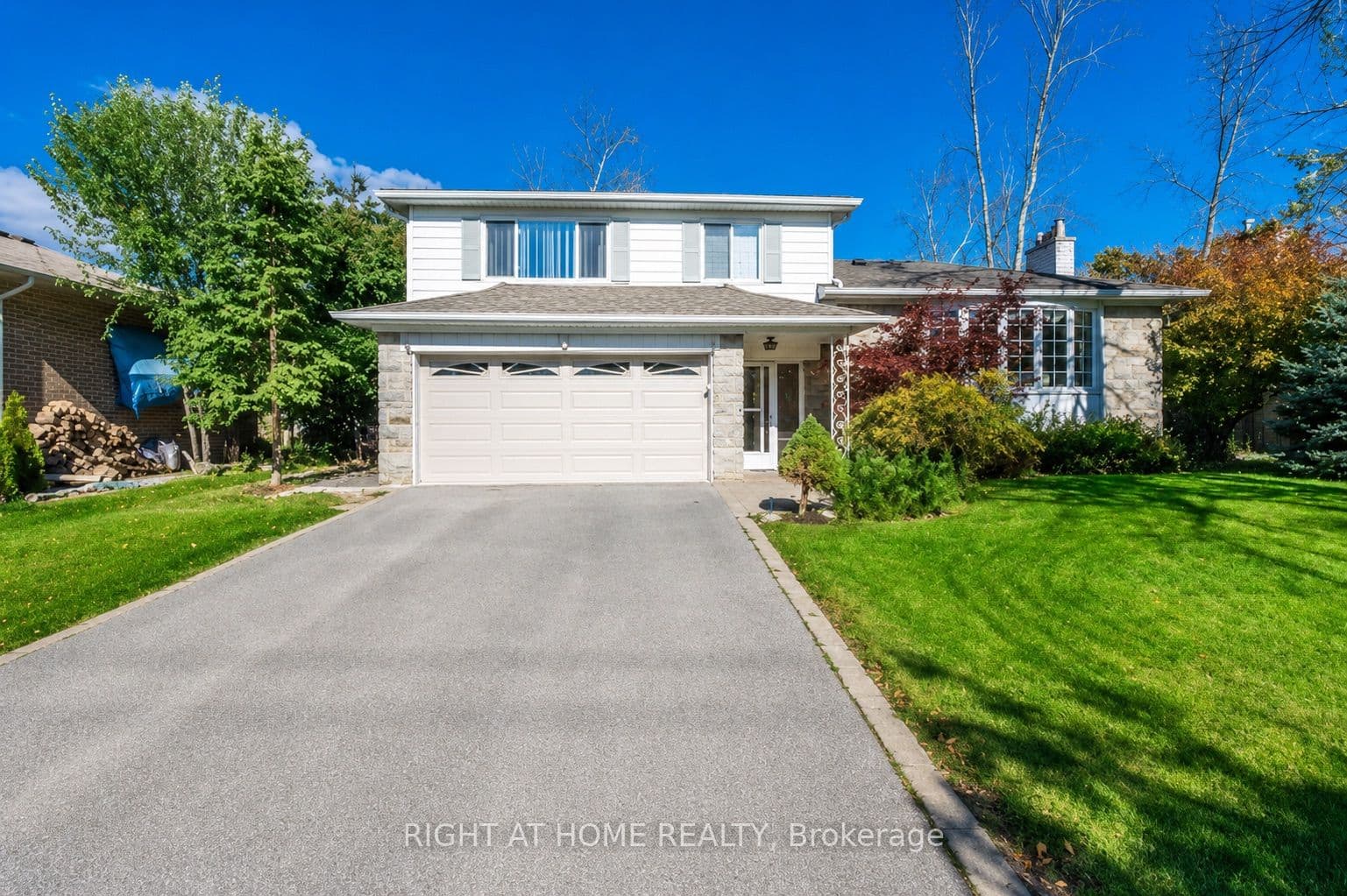 Upper 164 Guildwood Parkway photo 1
