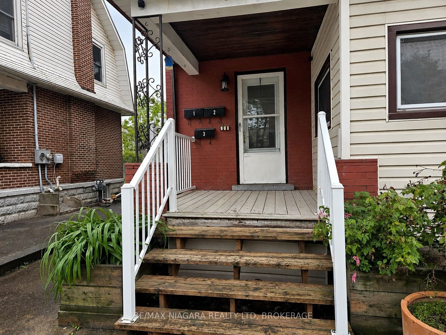 Unit 3 23 Avenue Place photo 1