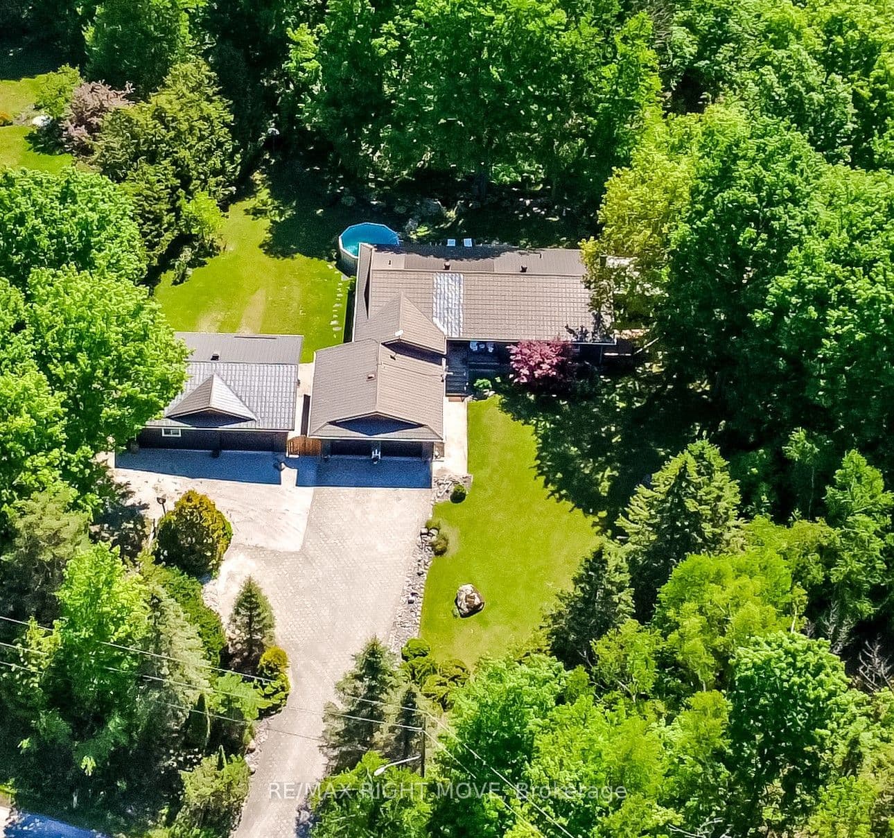 1220 Birchcliffe Crescent photo 1