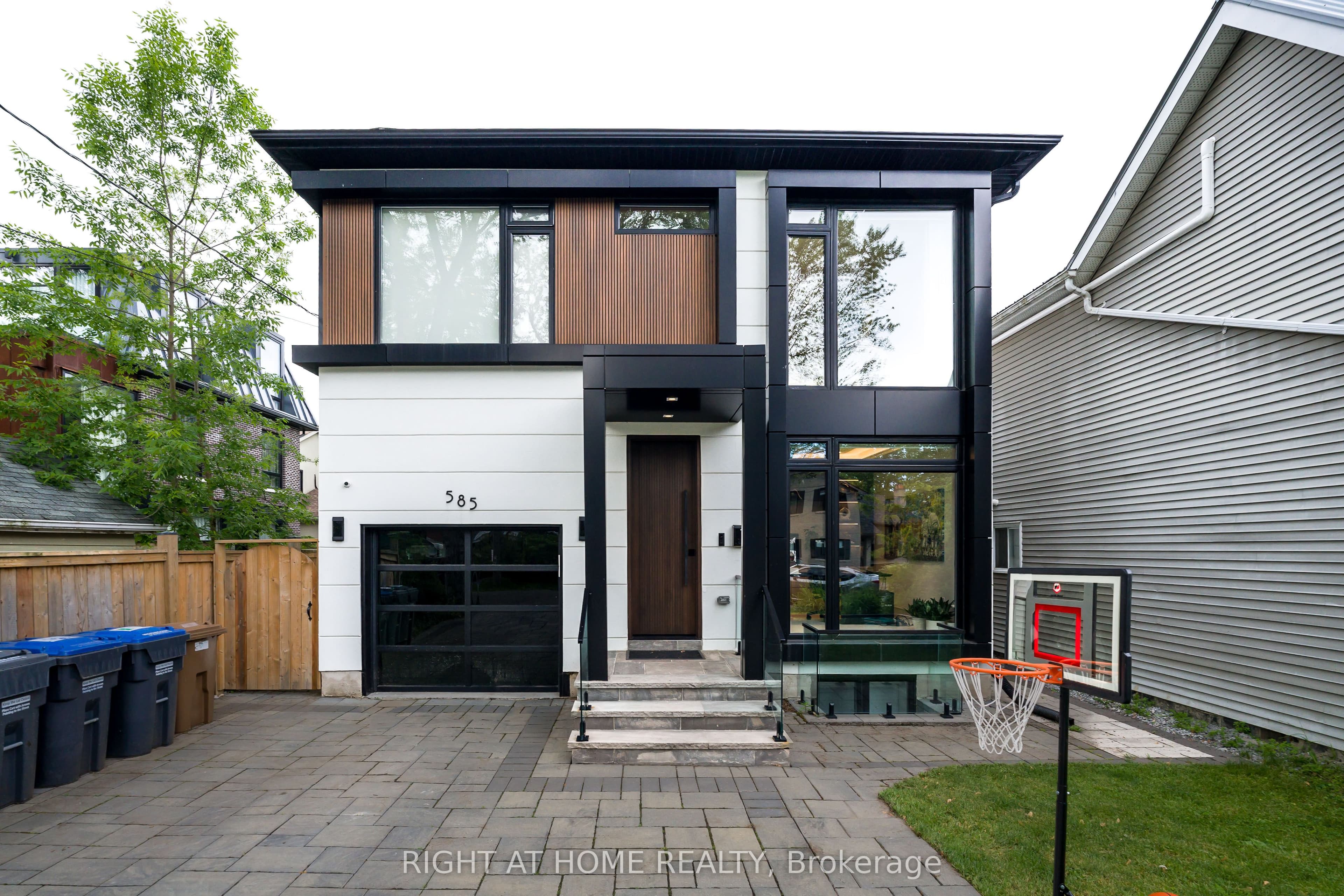585 Montbeck Crescent photo 1