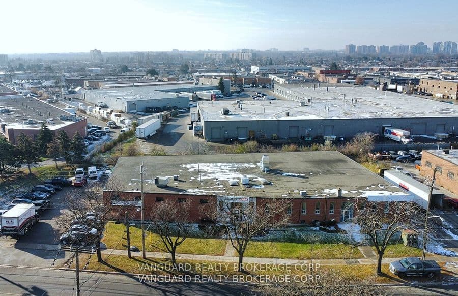 185 Toryork Drive photo 1