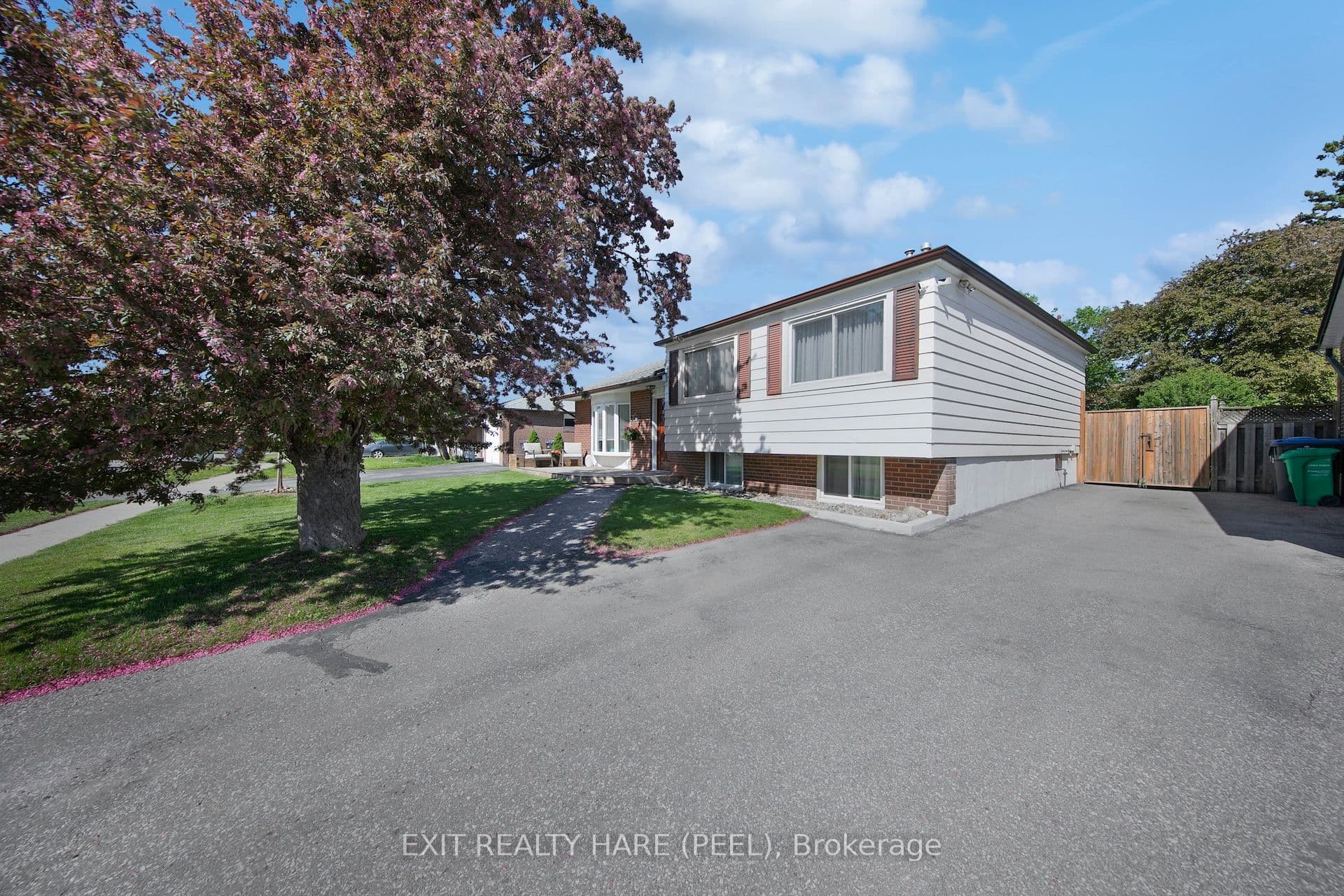 84 Addington Crescent photo 1