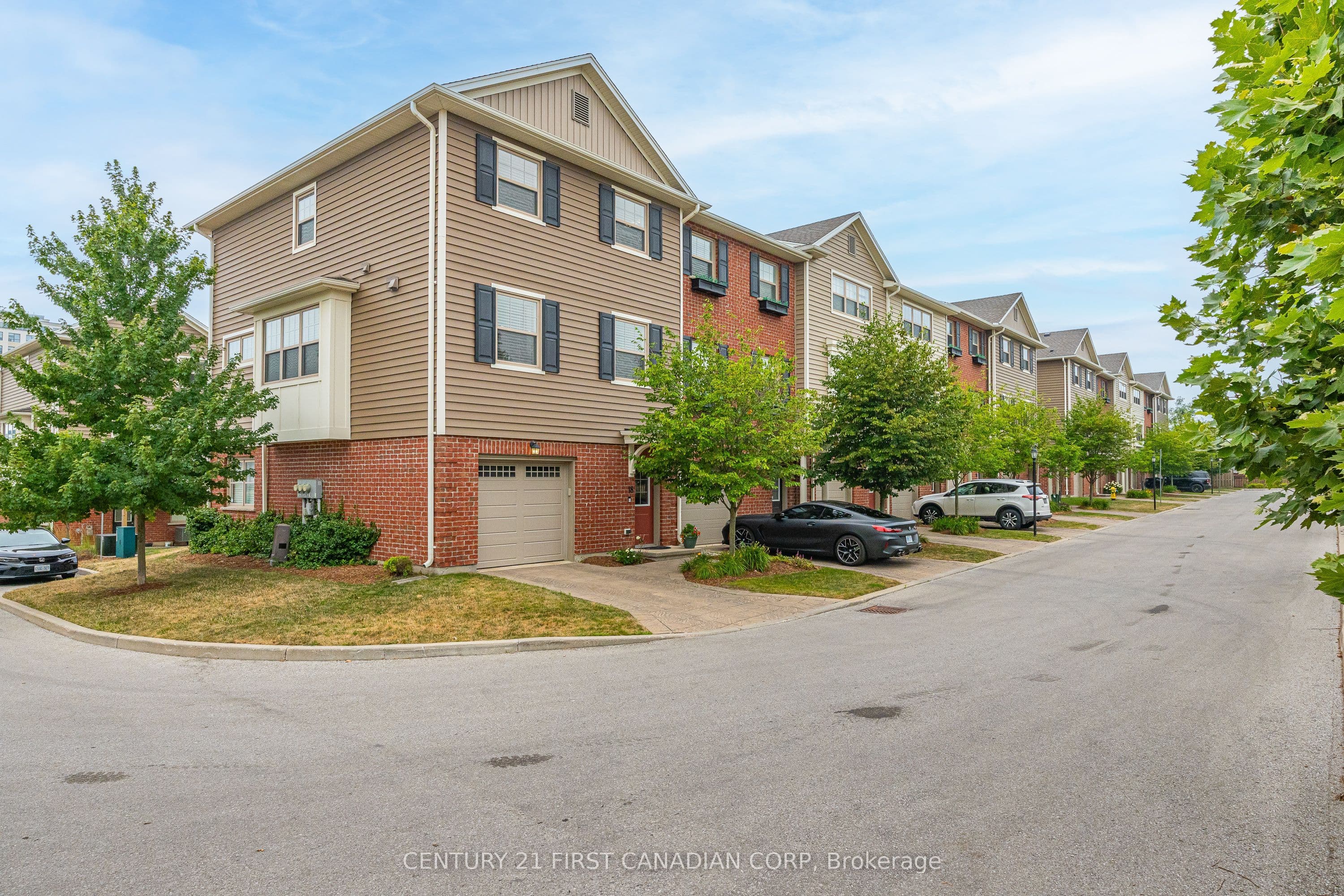 Unit 18 3025 Singleton Avenue photo 1