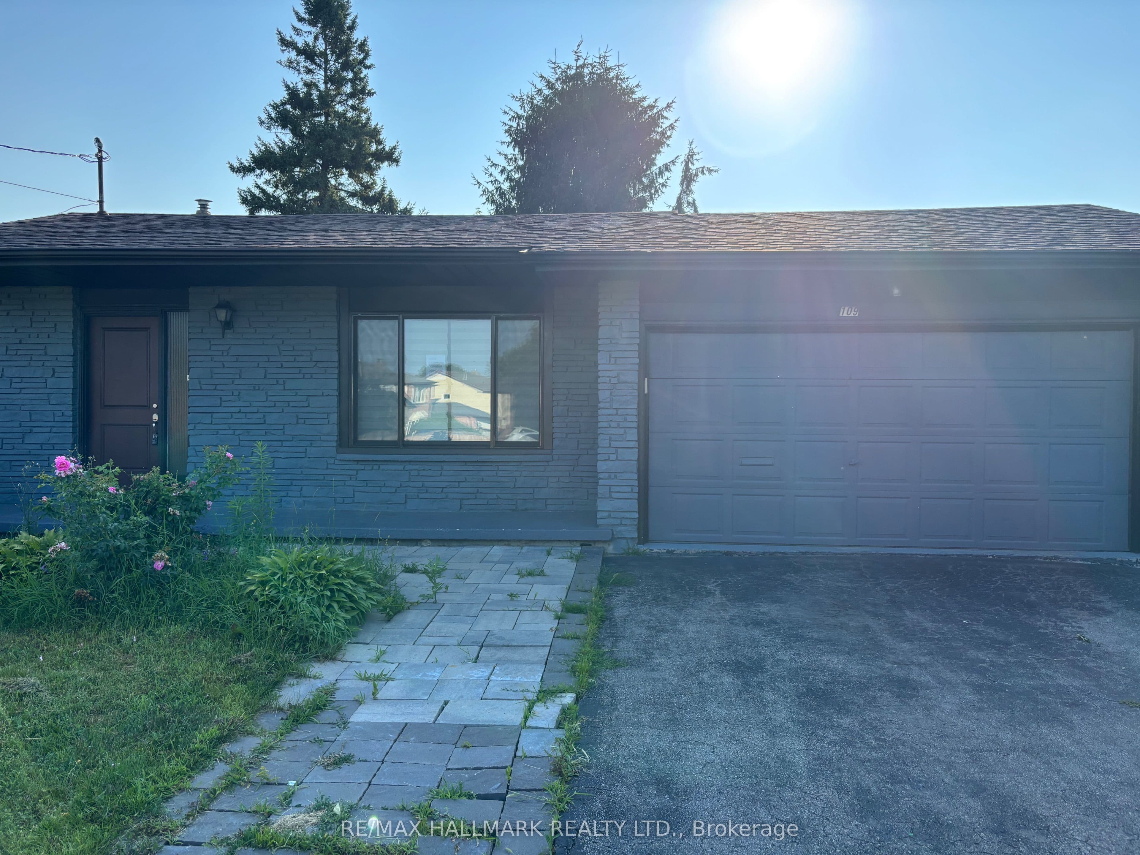 109 Thickson Road photo 1