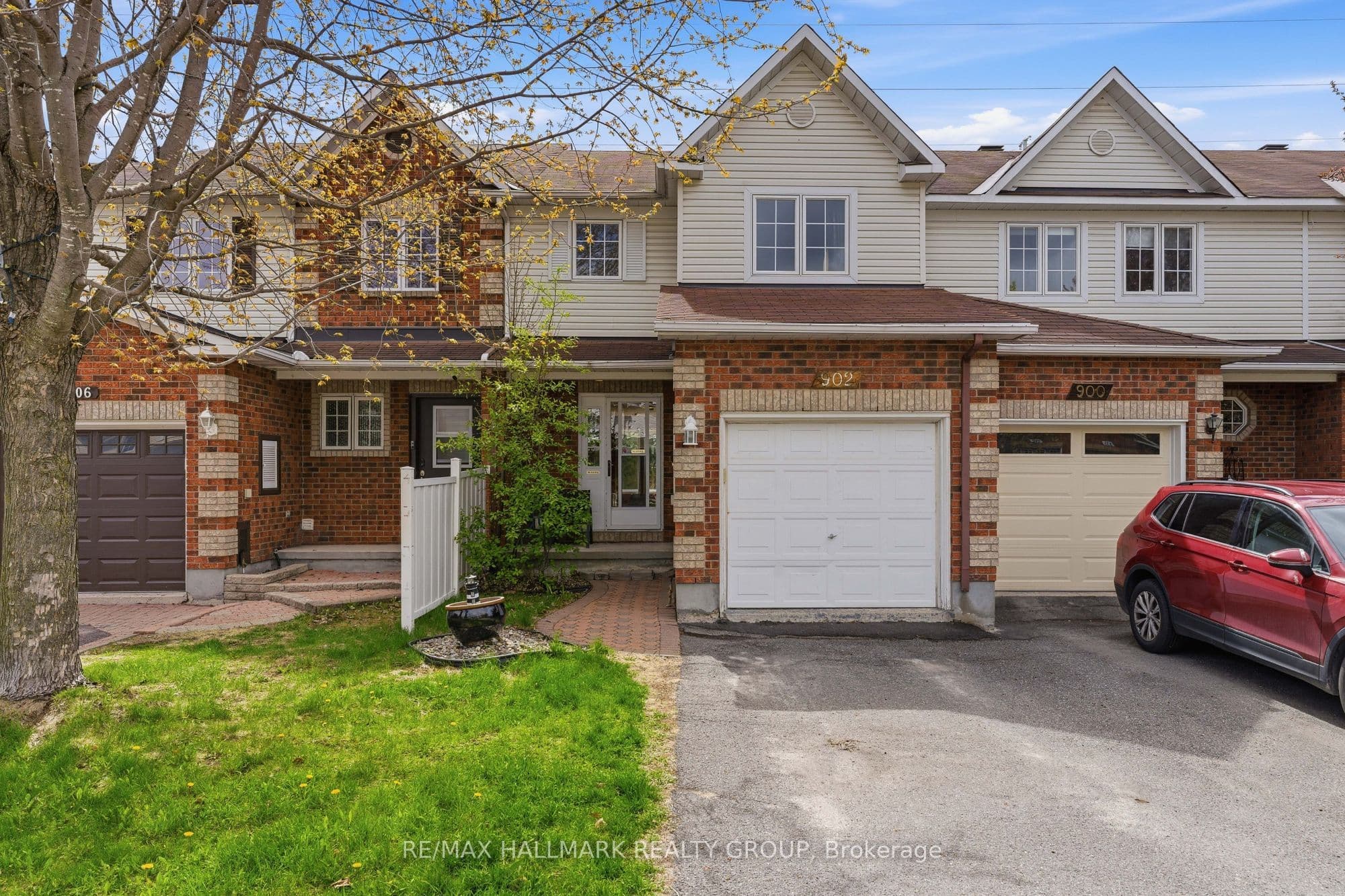 902 Paradise Crescent photo 1