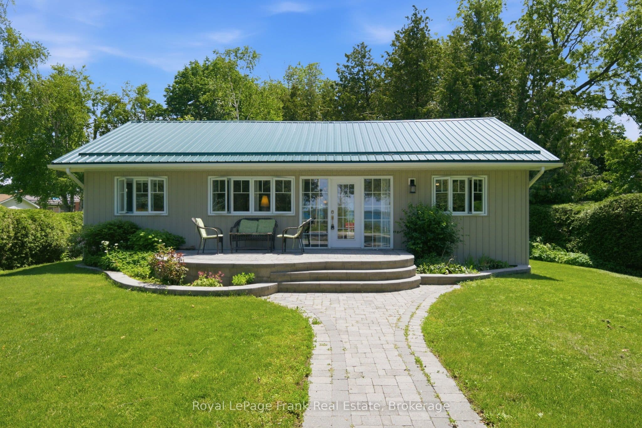 15 Lakeshore Road photo 1