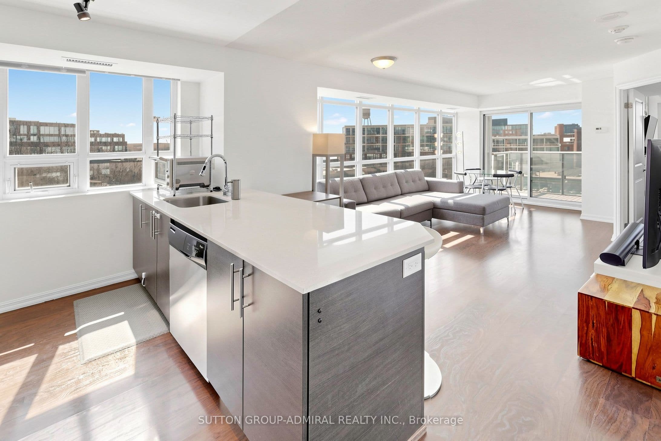 Unit 1910 125 Western Battery Road photo 1