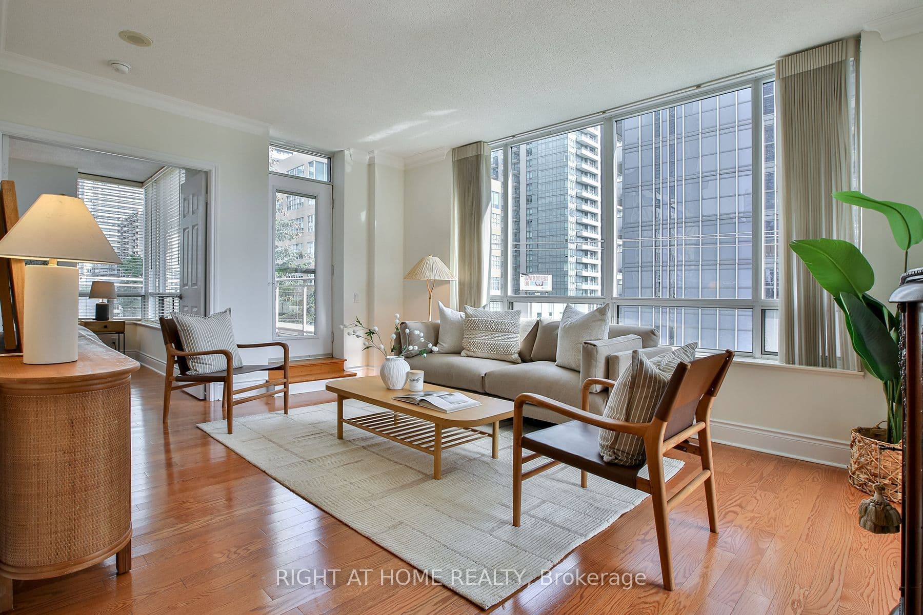 Unit 404 123 Eglinton Avenue photo 1