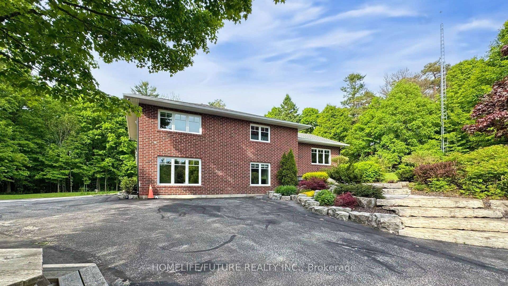 5556 VIVIAN Road photo 1
