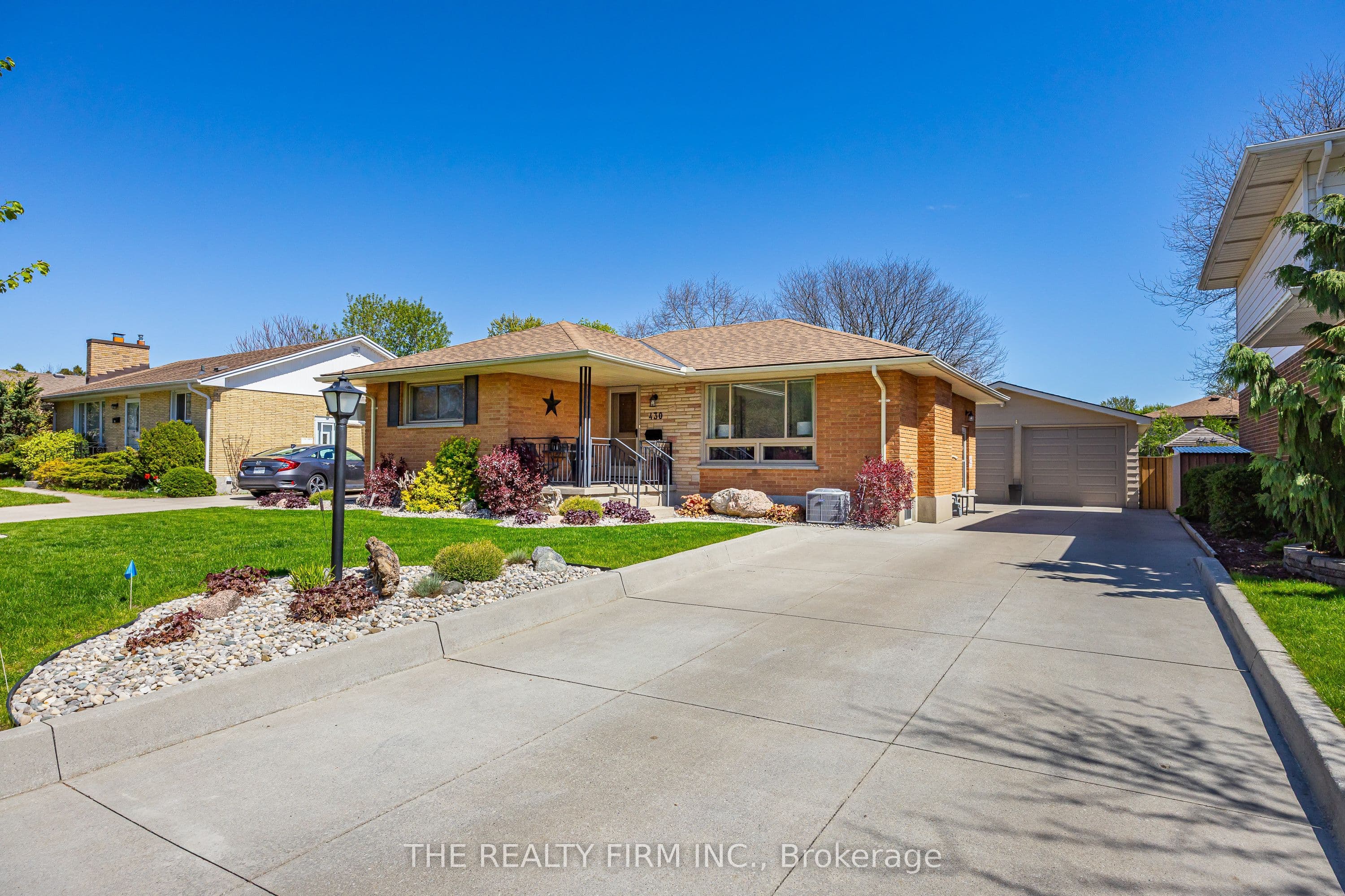 430 Magnolia Crescent photo 1