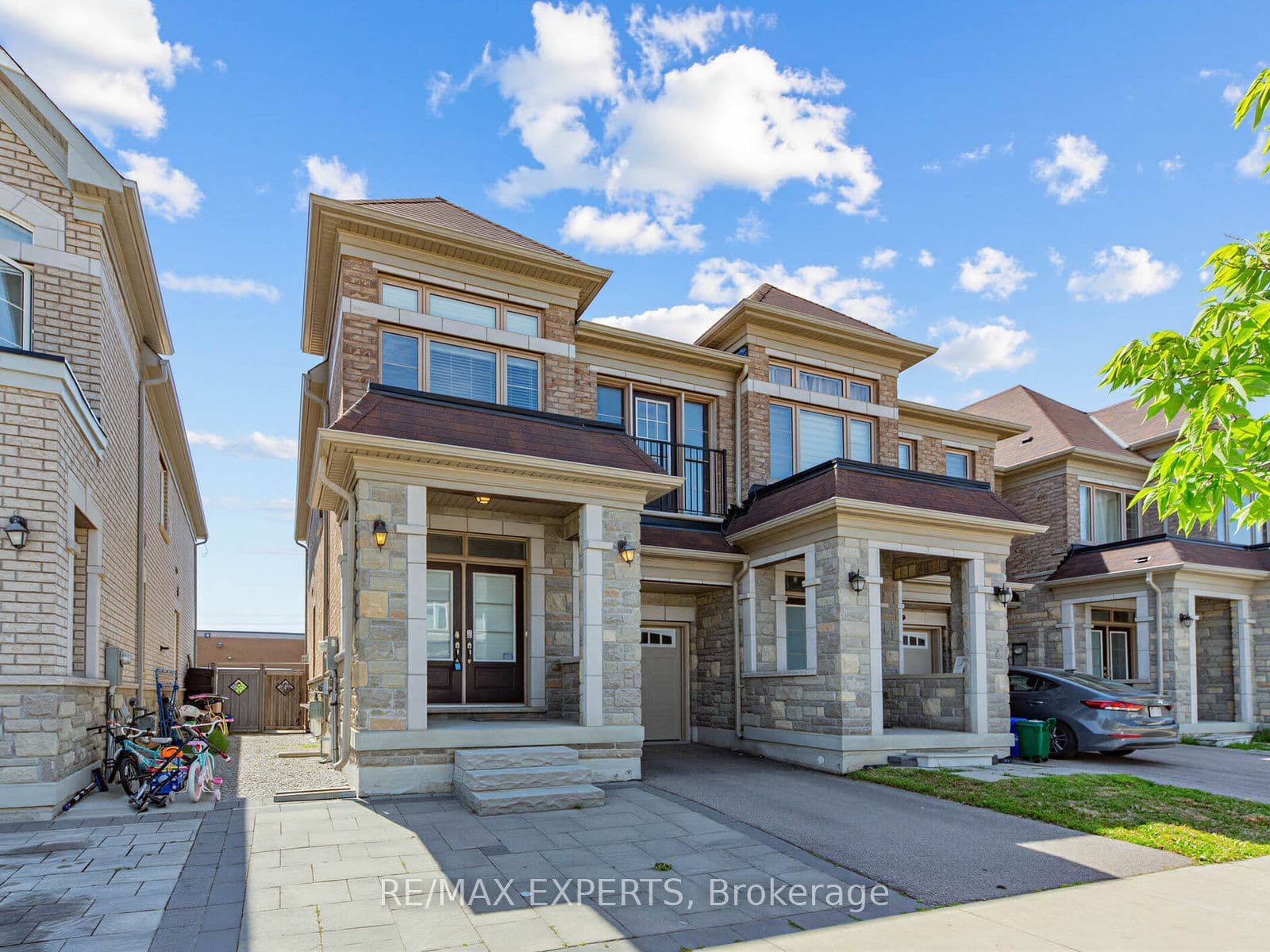 52 Vedette Way photo 1