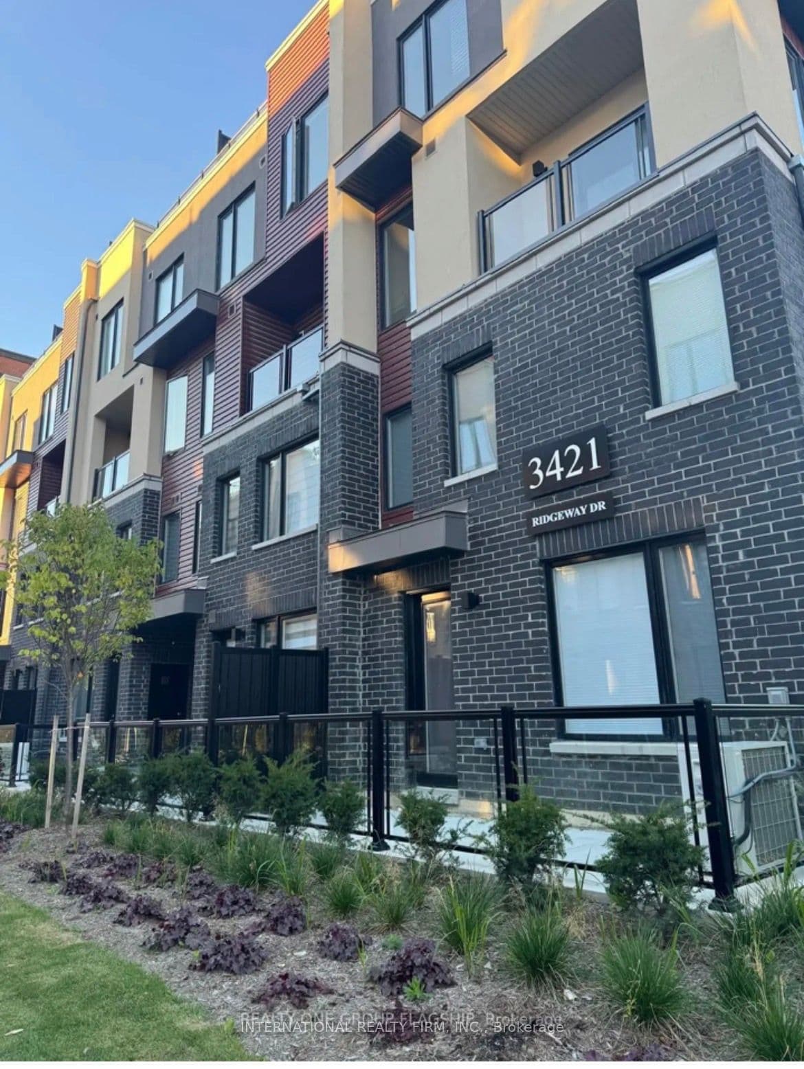 Unit 10 3421 Ridgeway Drive photo 1