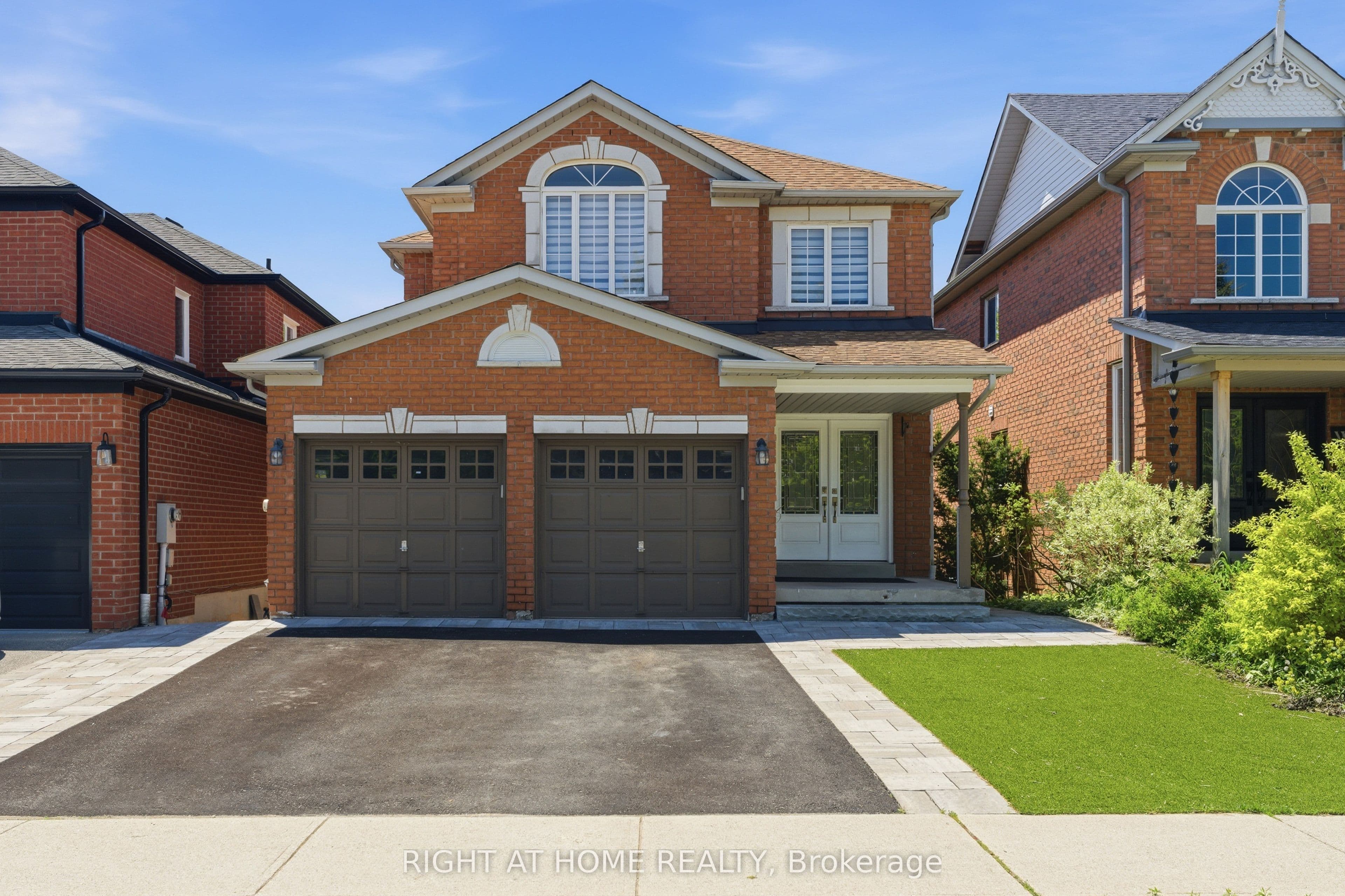 182 Mowat Crescent photo 1
