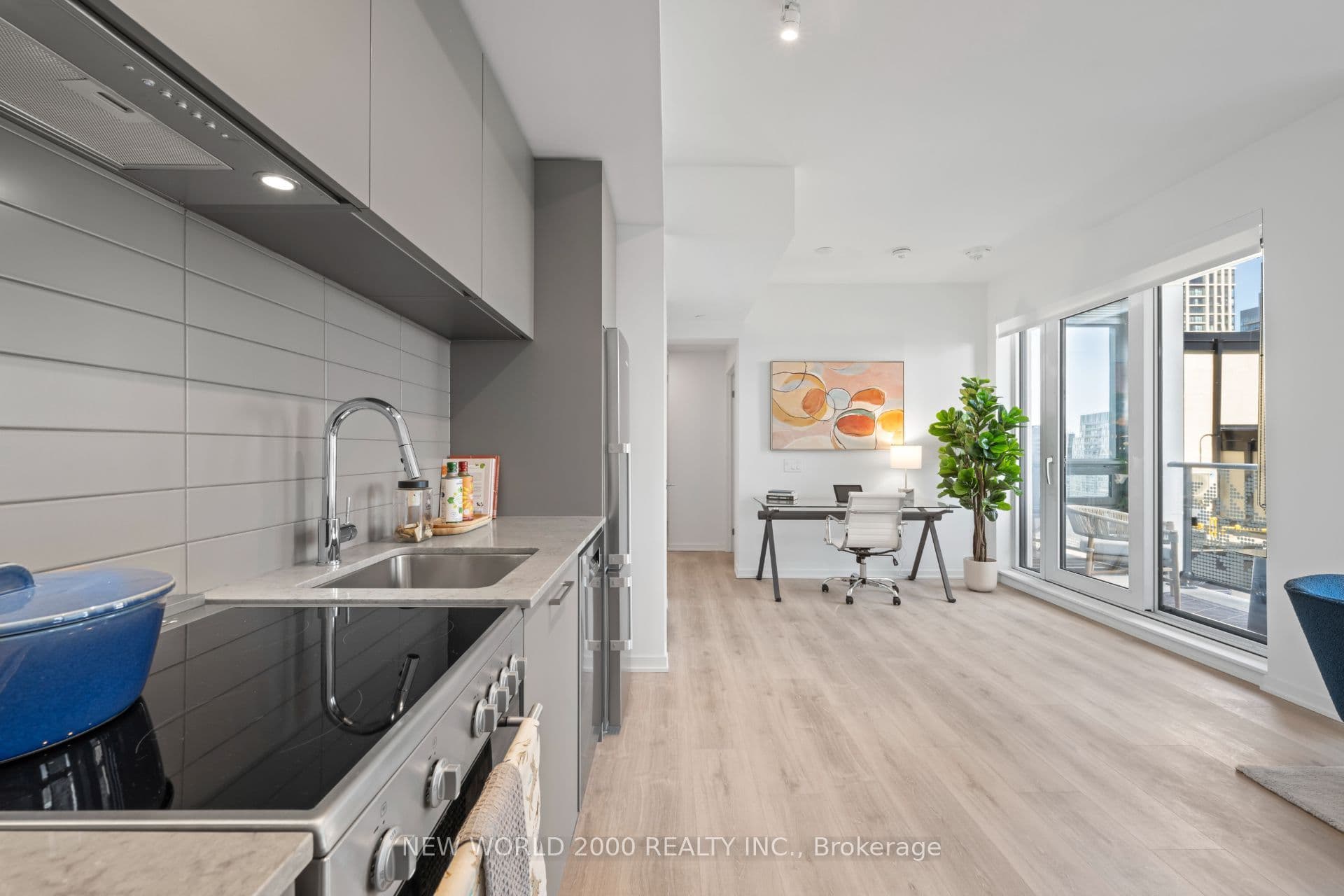 Unit 411 101 Roehampton Avenue photo 1
