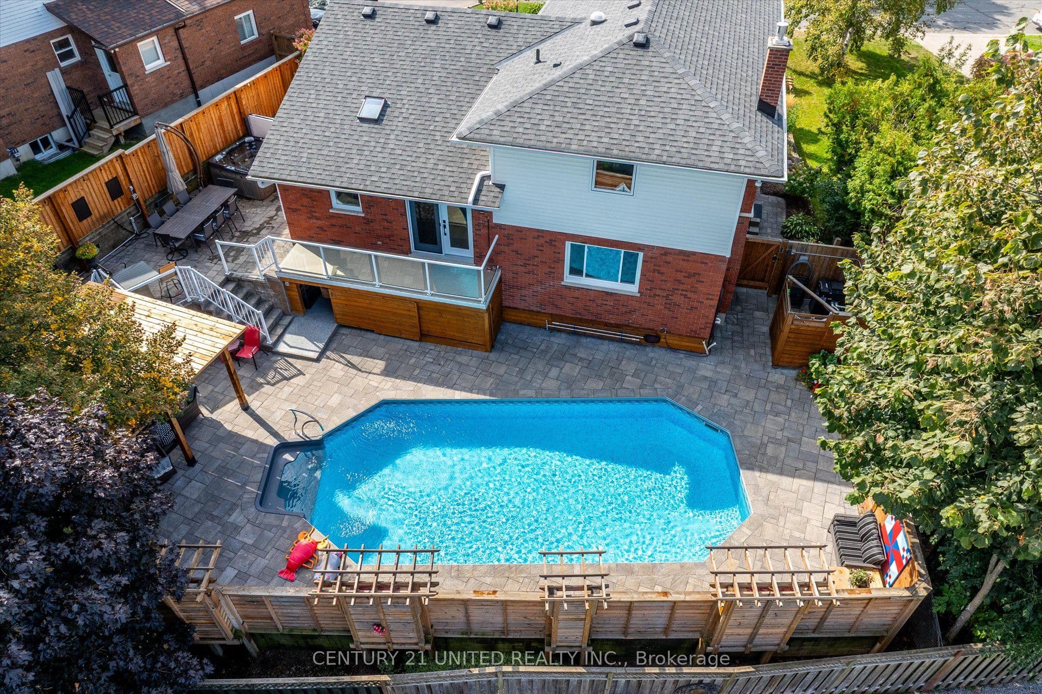114 Oakwood Crescent photo 1