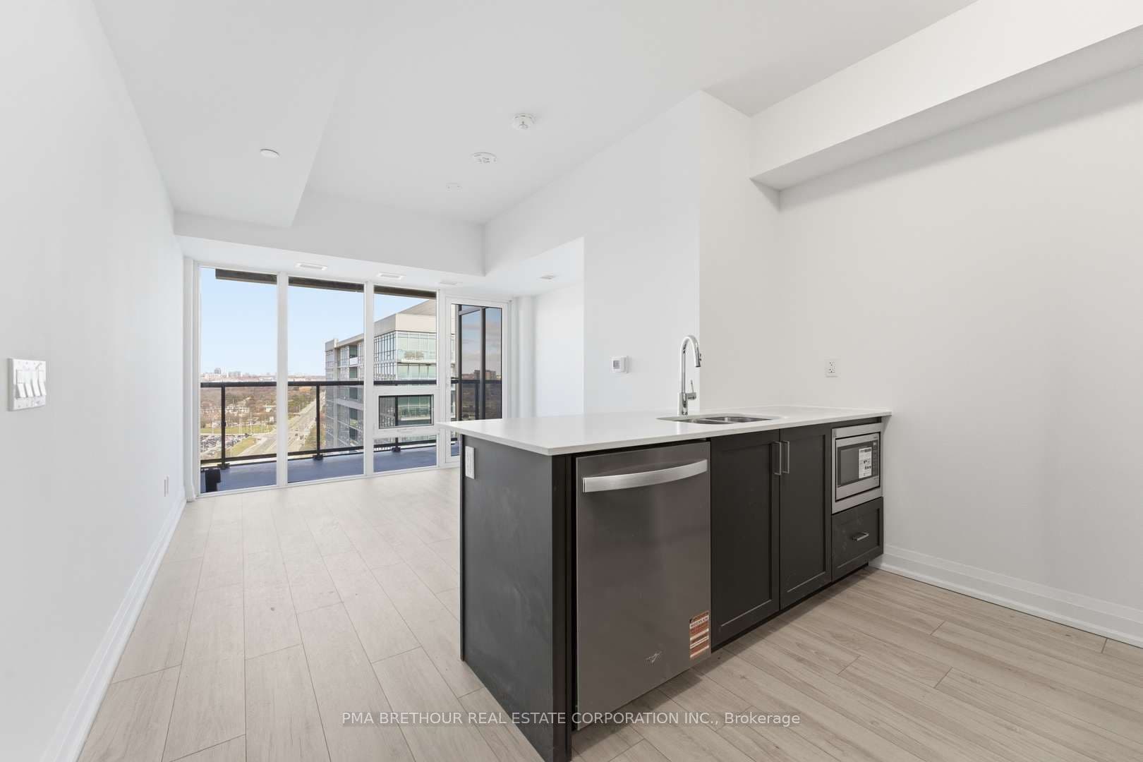 Unit 1812 1035 Southdown Road photo 1