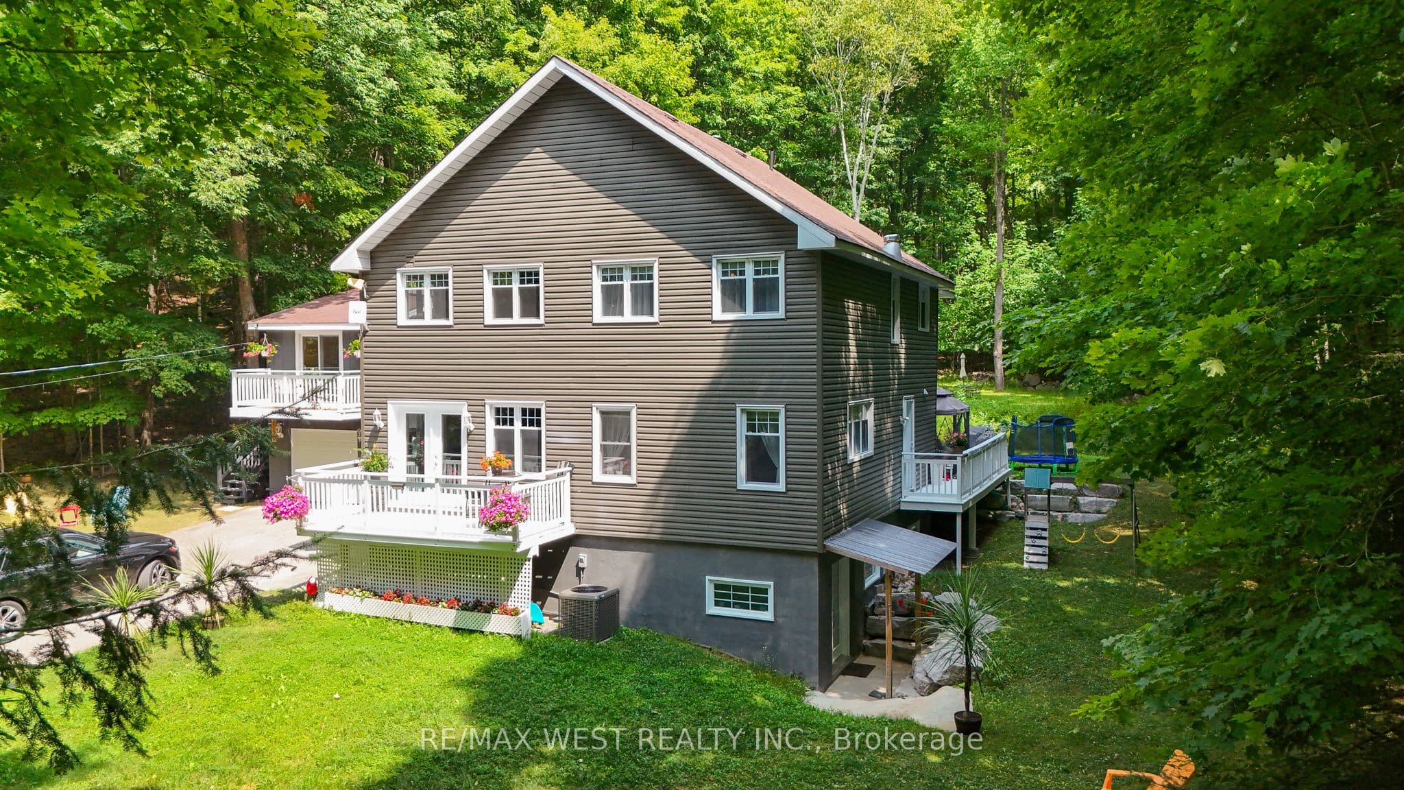 1158 Lorne Lane photo 1