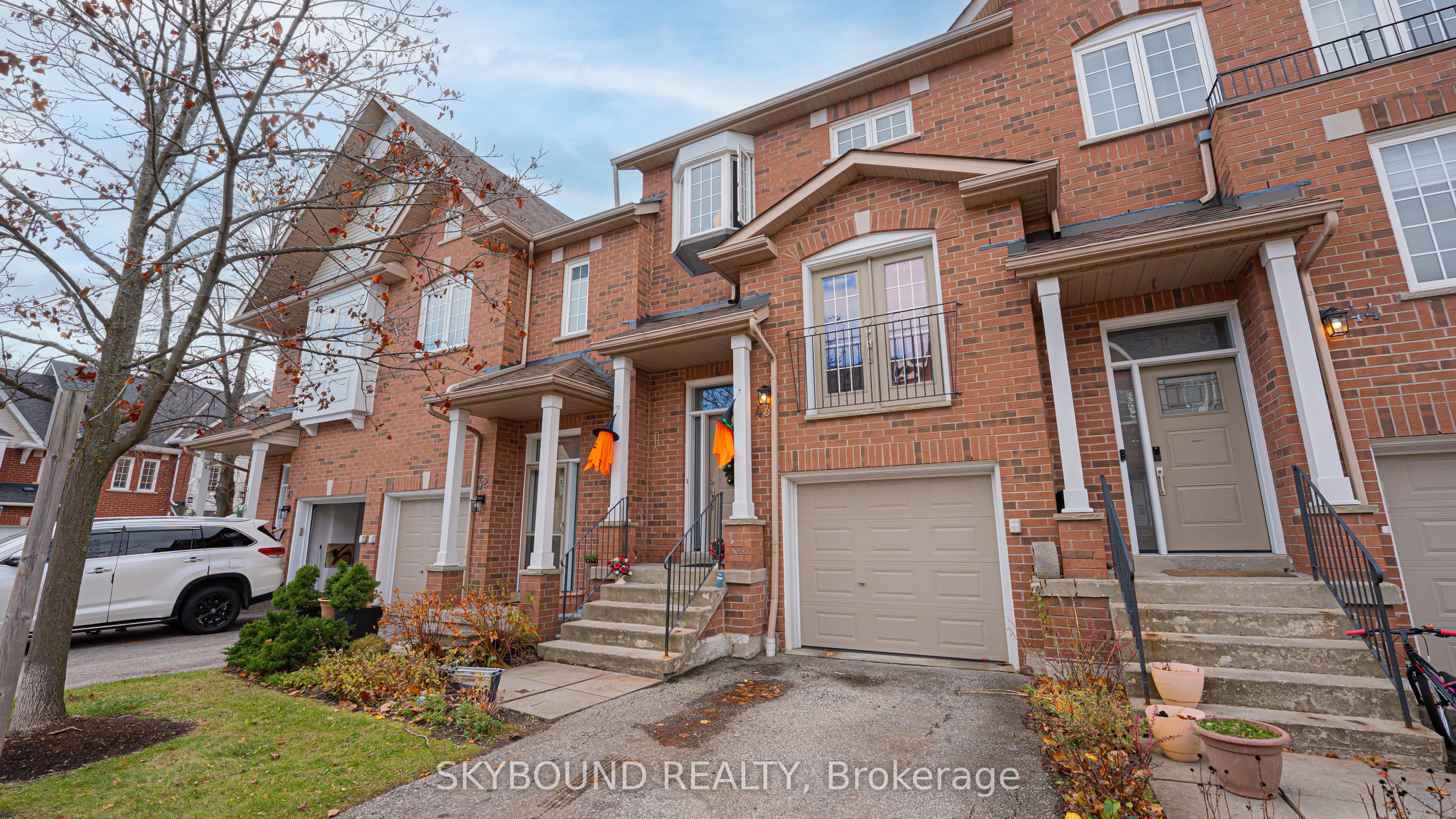 Unit 43 1588 South Parade Court photo 1