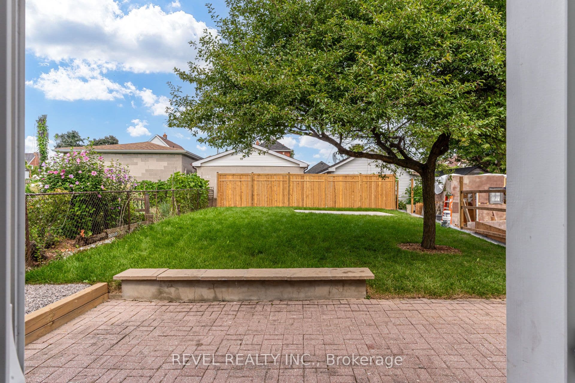 Unit Main 24 Kenora Crescent photo 1