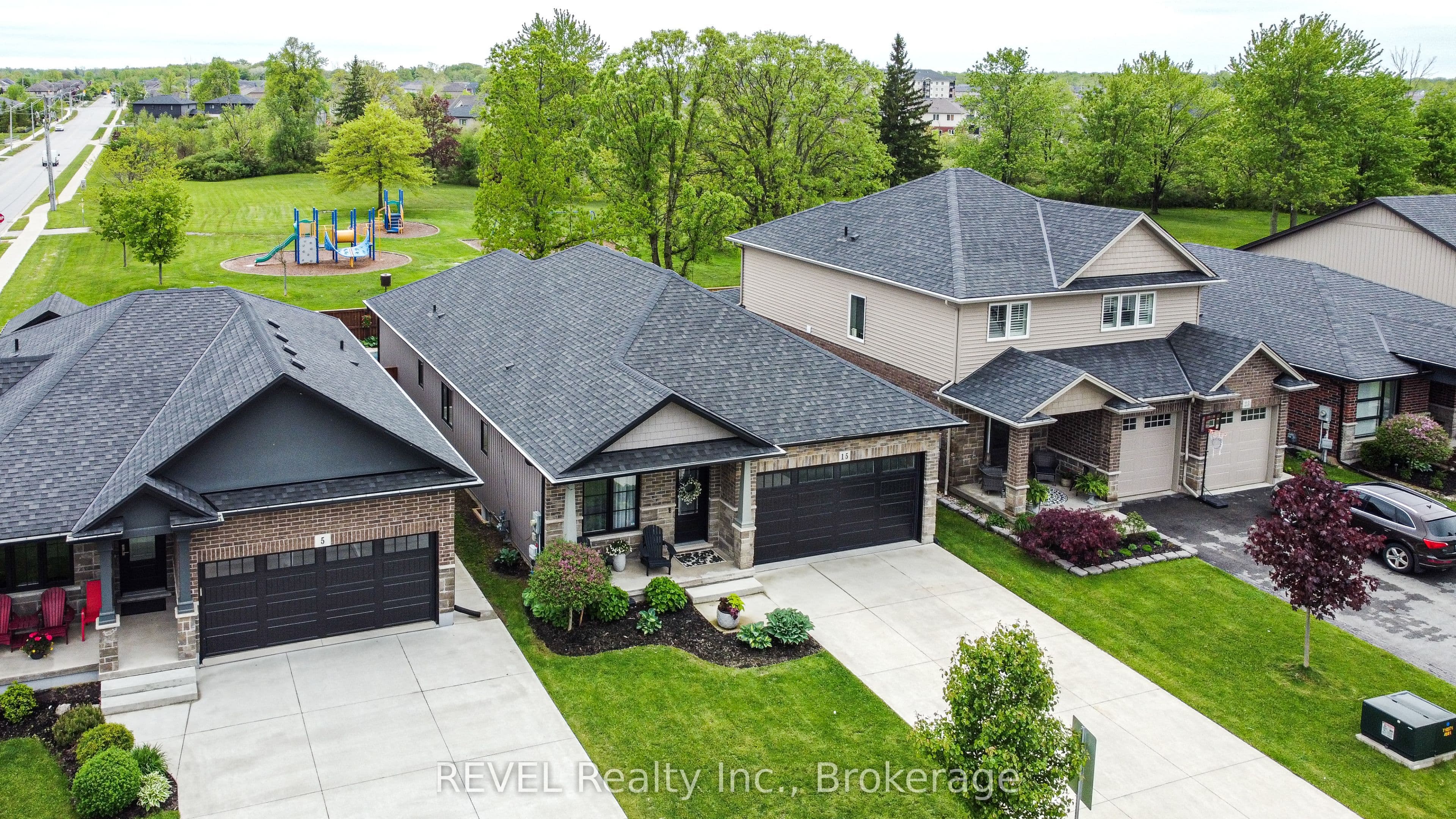 15 Willowbrook Drive photo 1