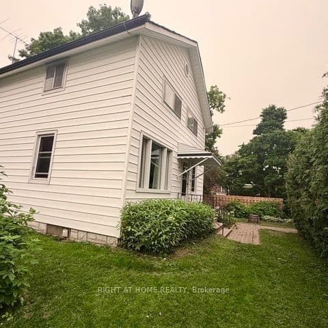 4893 Victoria Street photo 1
