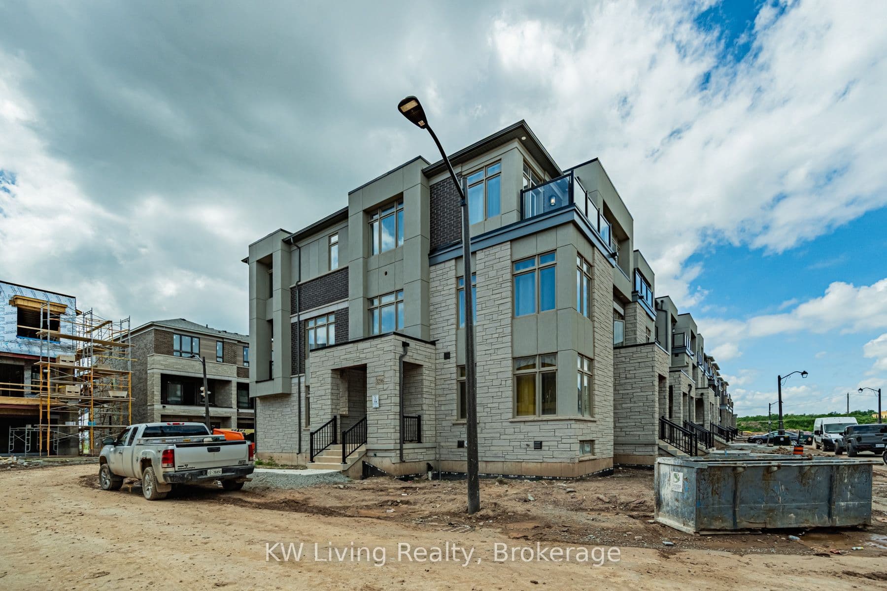 3296 Taha Gardens photo 1
