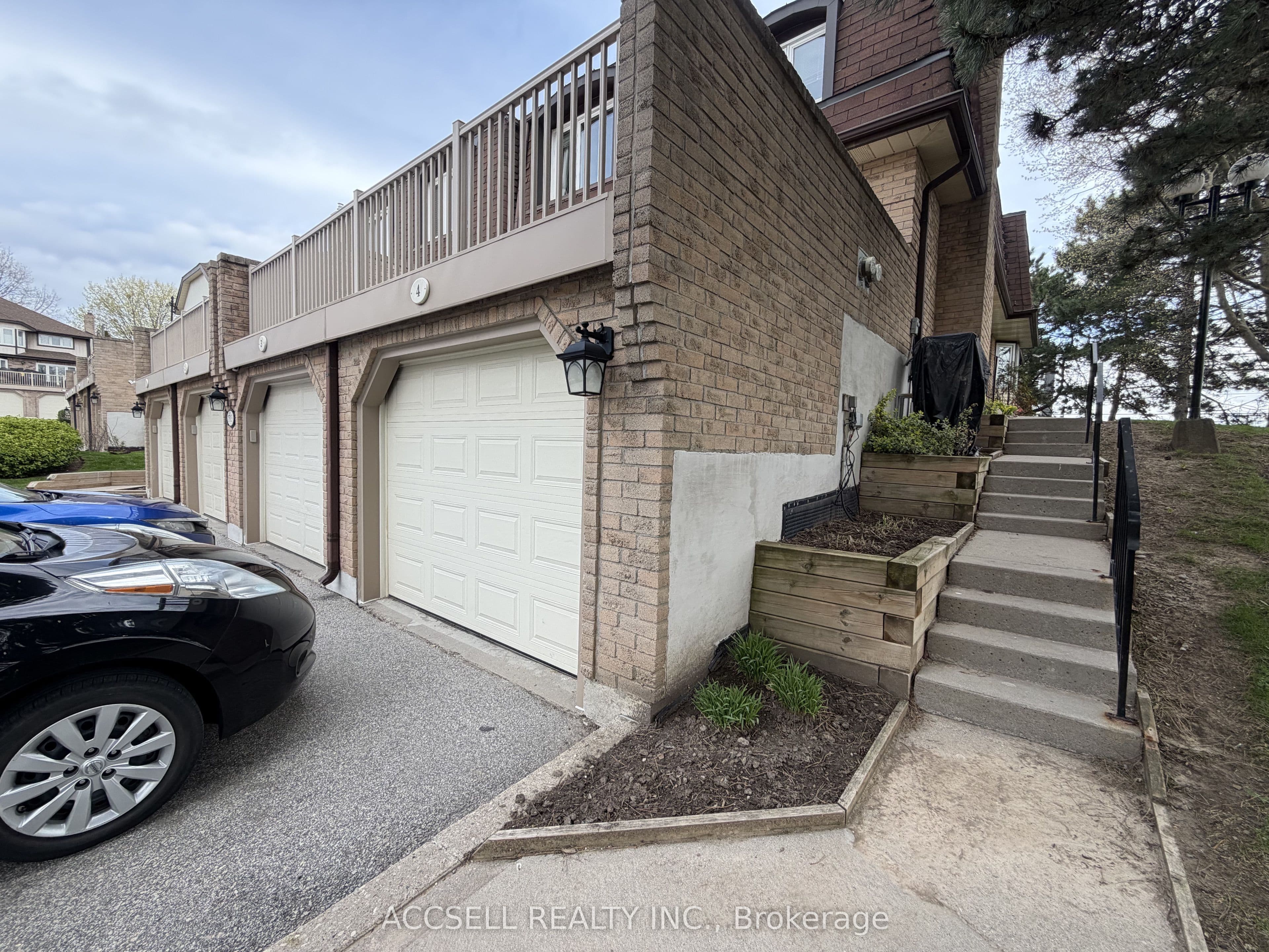 Unit 4 1510 Upper Middle Road photo 1
