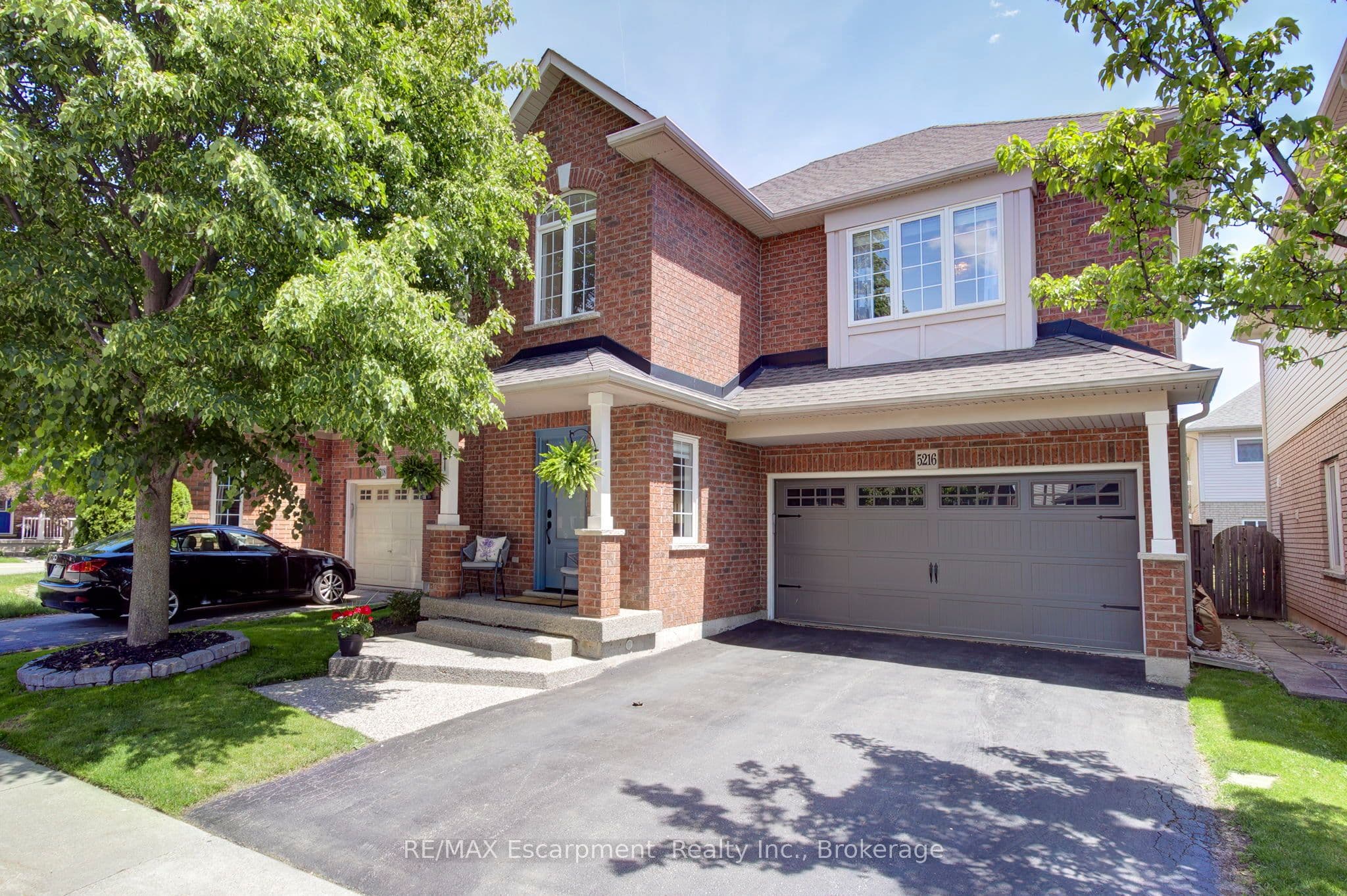 5216 Garland Crescent photo 1