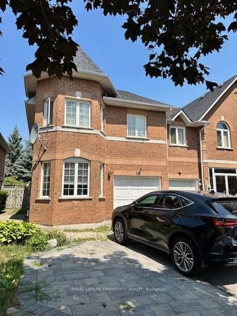 16 Royal Chapin Crescent photo 1