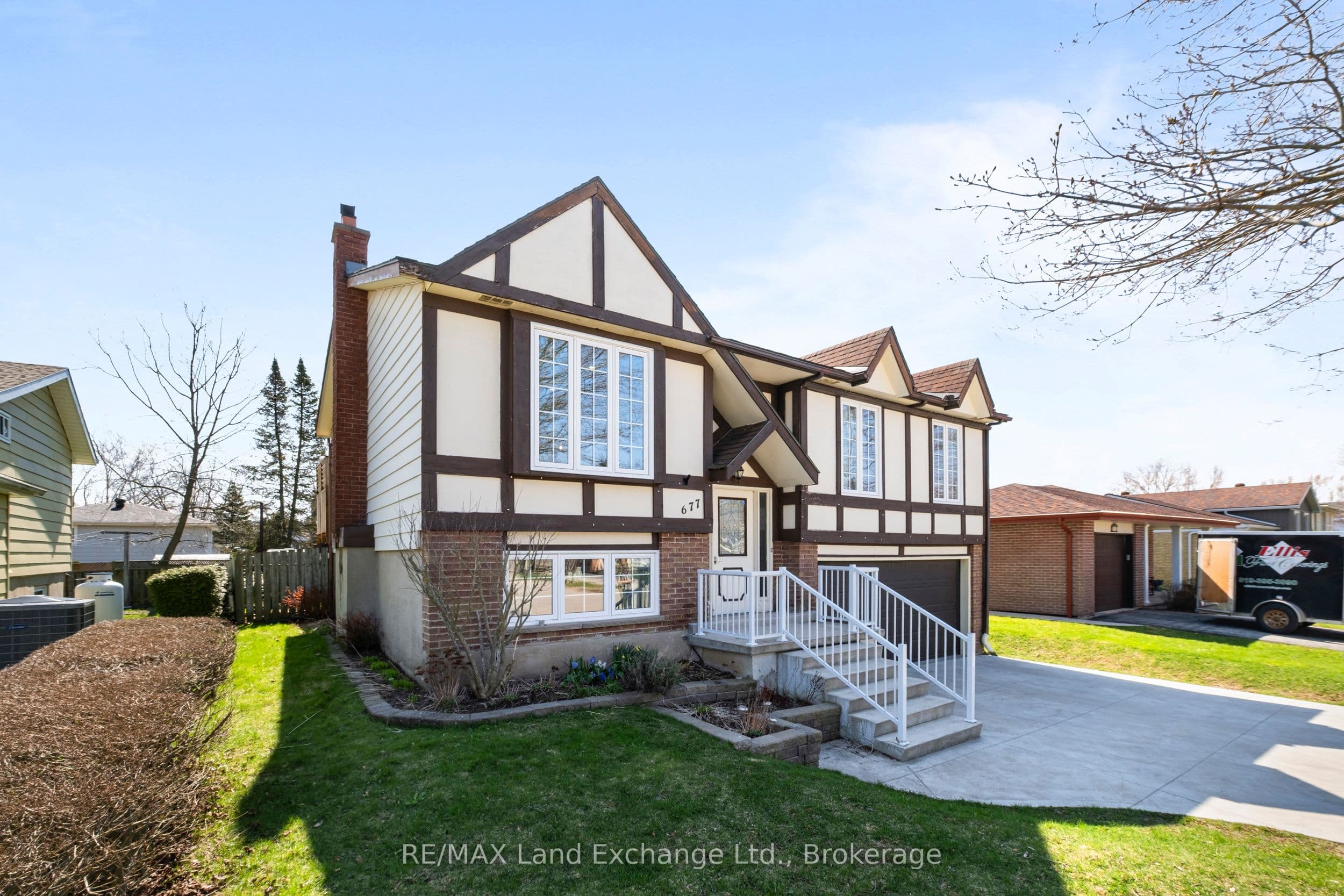 677 Kennard Crescent photo 1