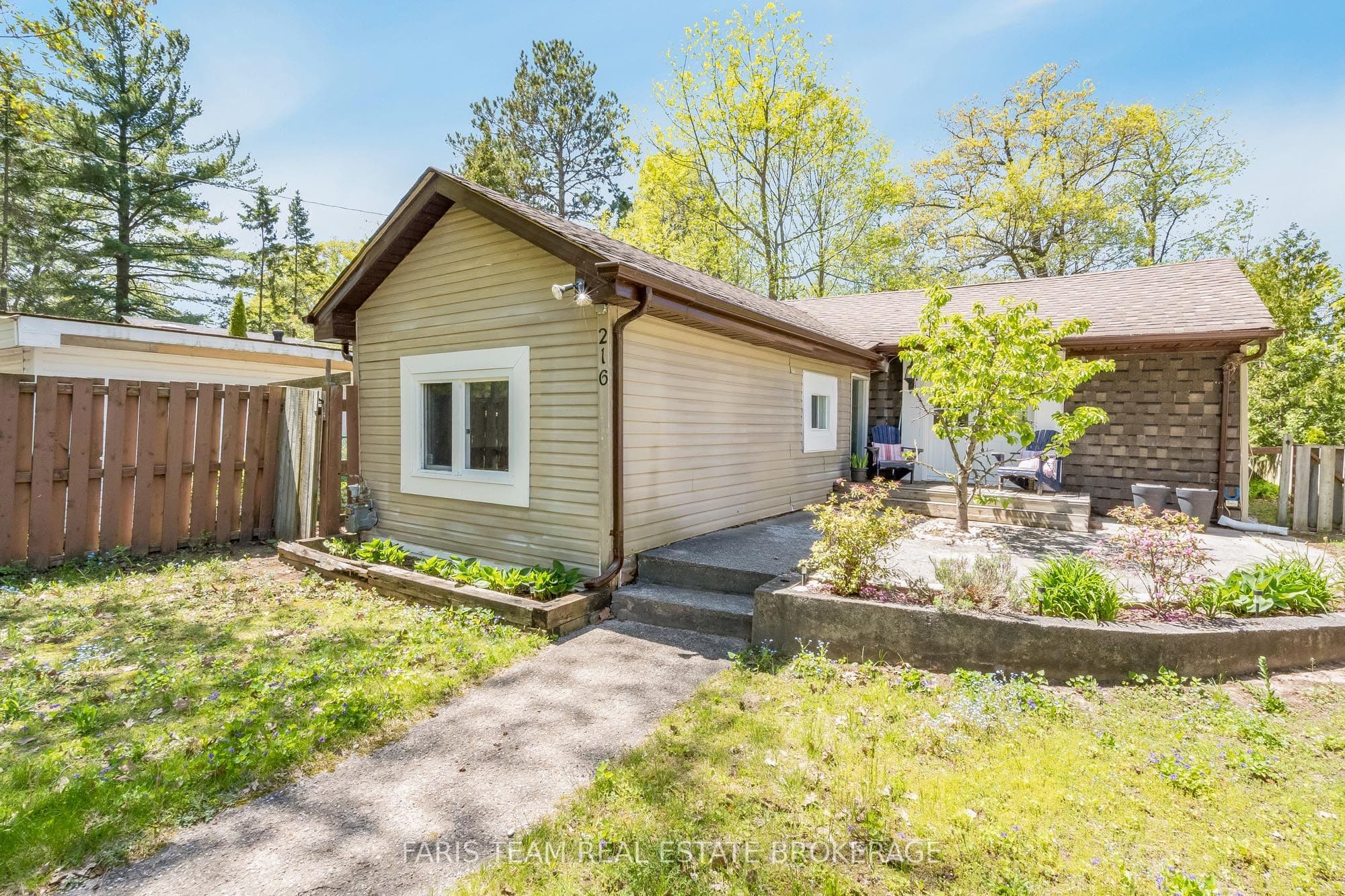 216 Oxbow Park Drive photo 1