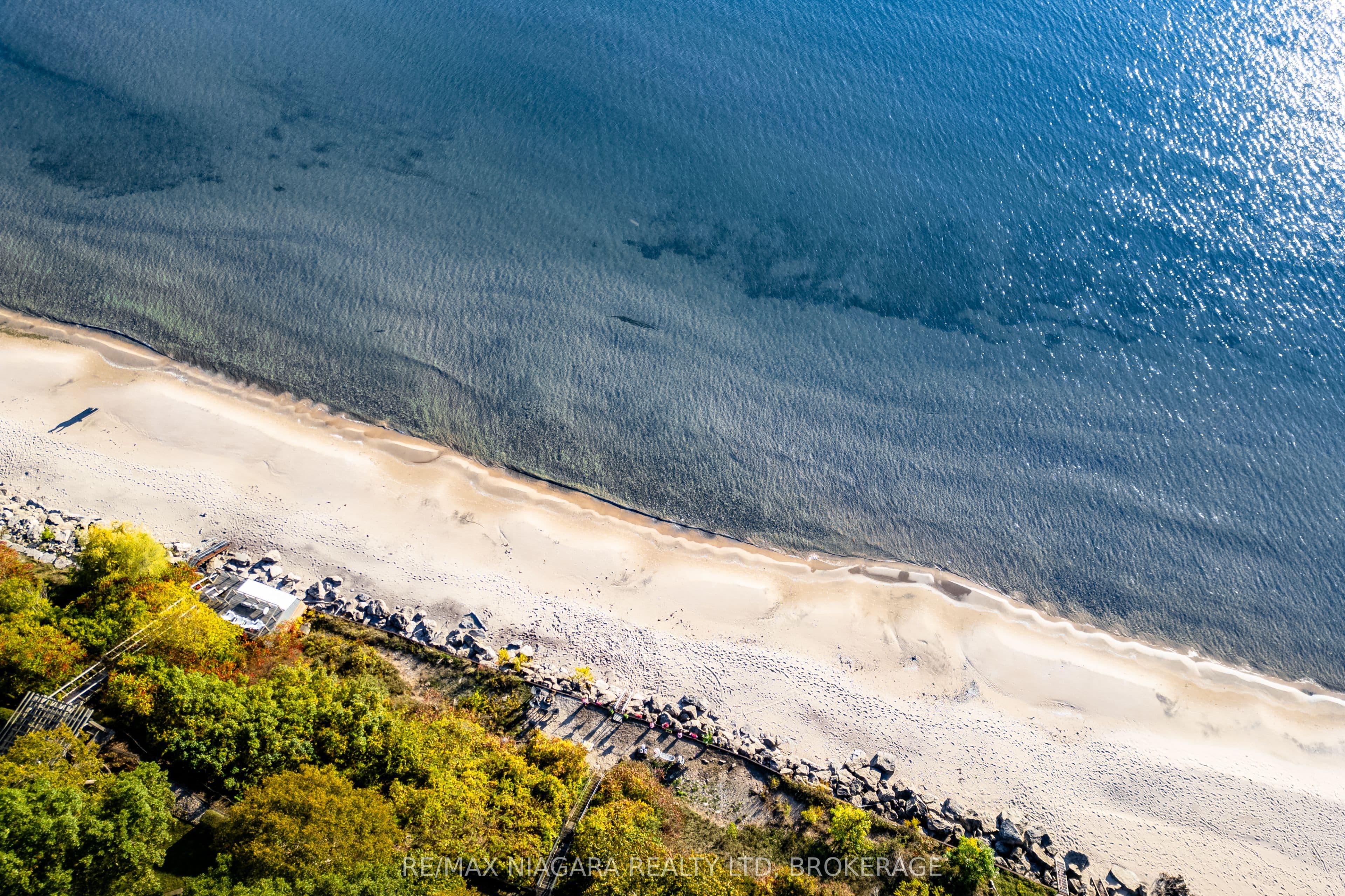 735 Lakeshore Road photo 1
