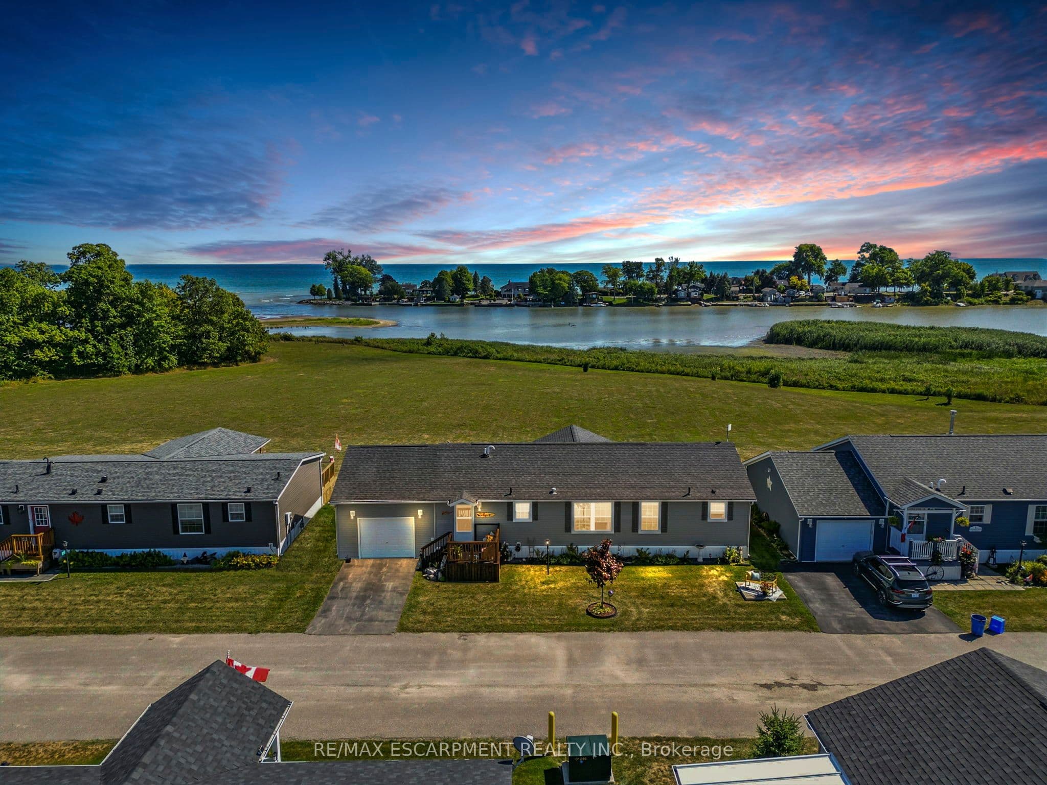 55 RIVERBEND Crescent photo 1