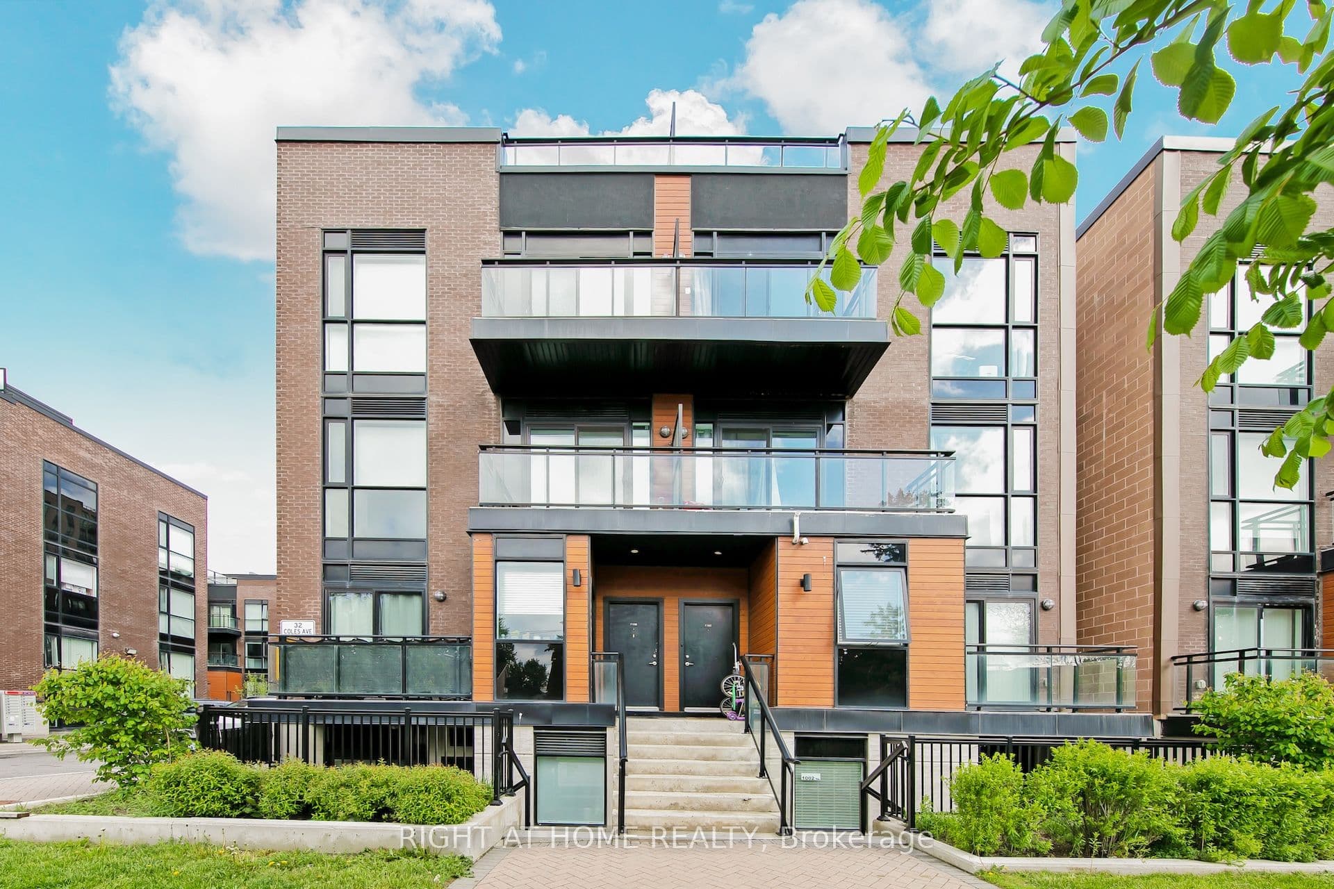 32 Coles Avenue photo 1