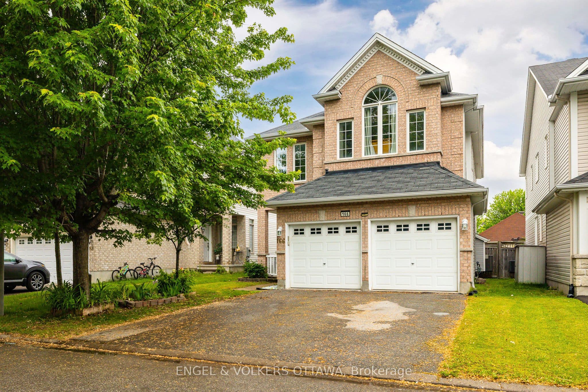 166 Macara Crescent photo 1