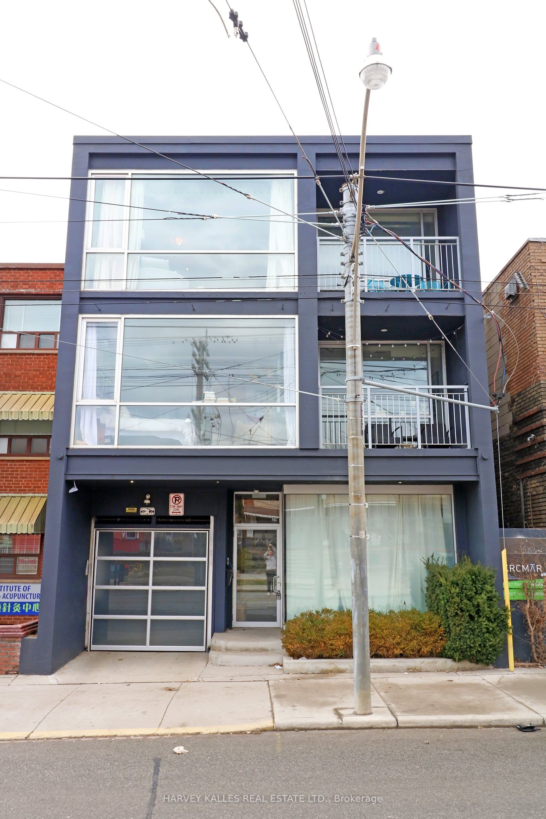 Unit B1 214 Bathurst Street photo 1
