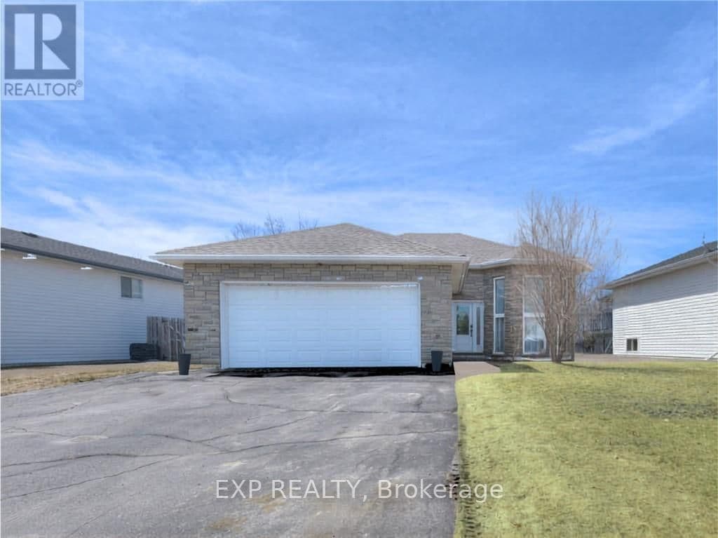 4343 Chateau Crescent photo 1