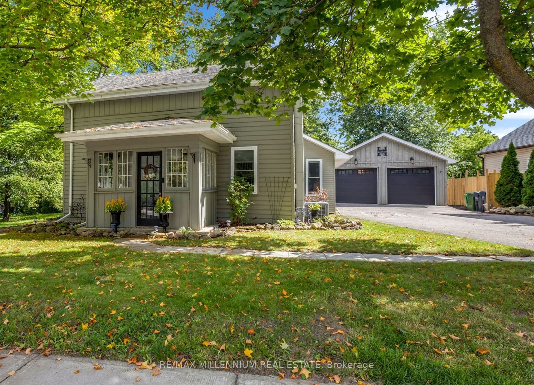 1537 Queen Street photo 1