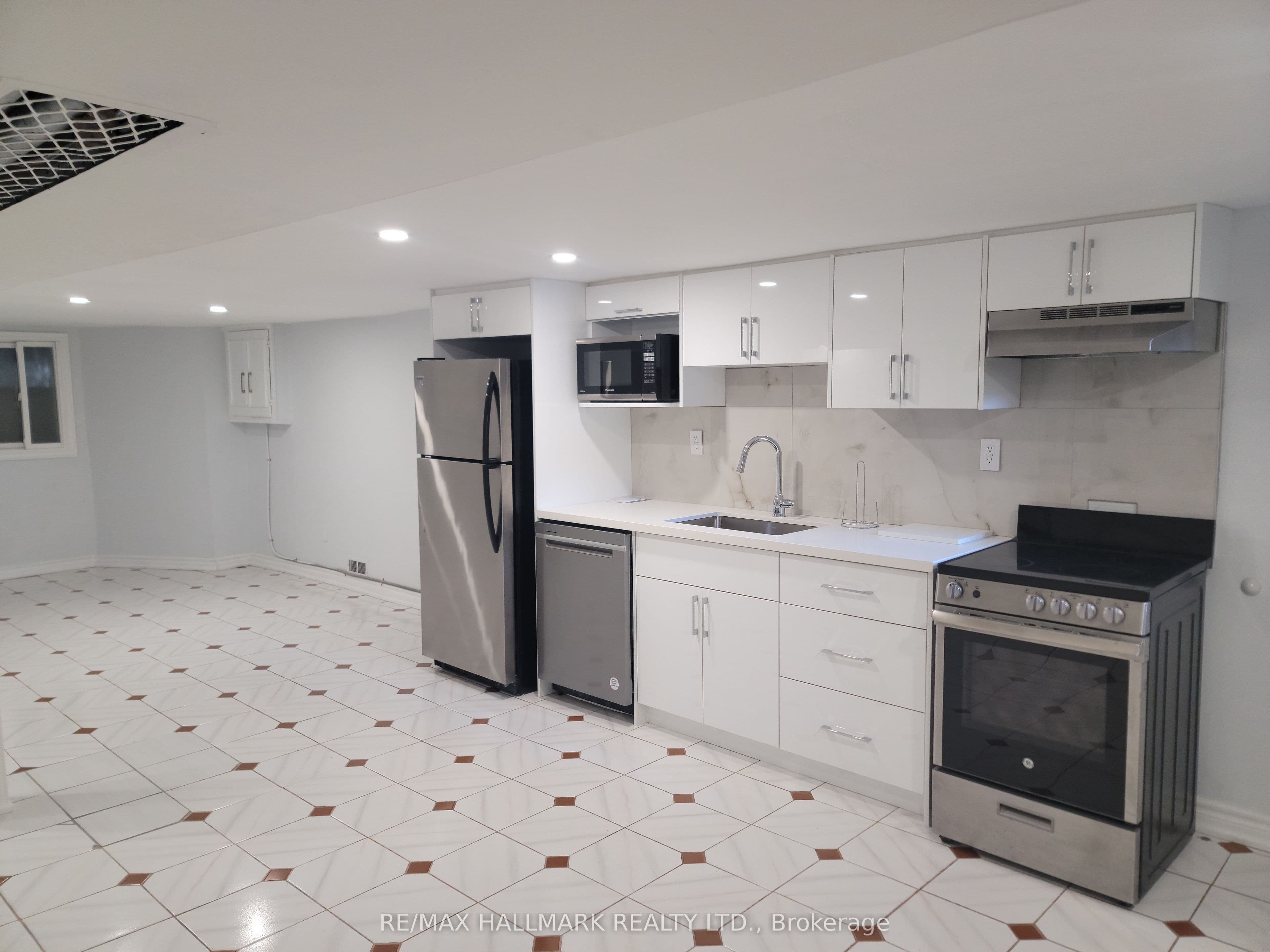 Unit Main 100 Montrose Avenue photo 1