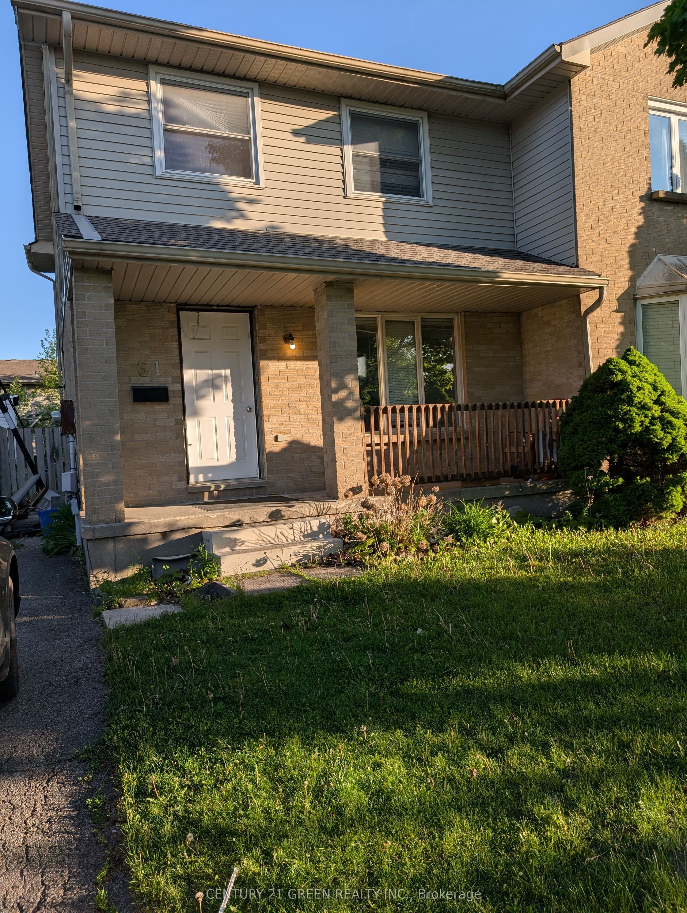 61 ASHLEY Crescent photo 1