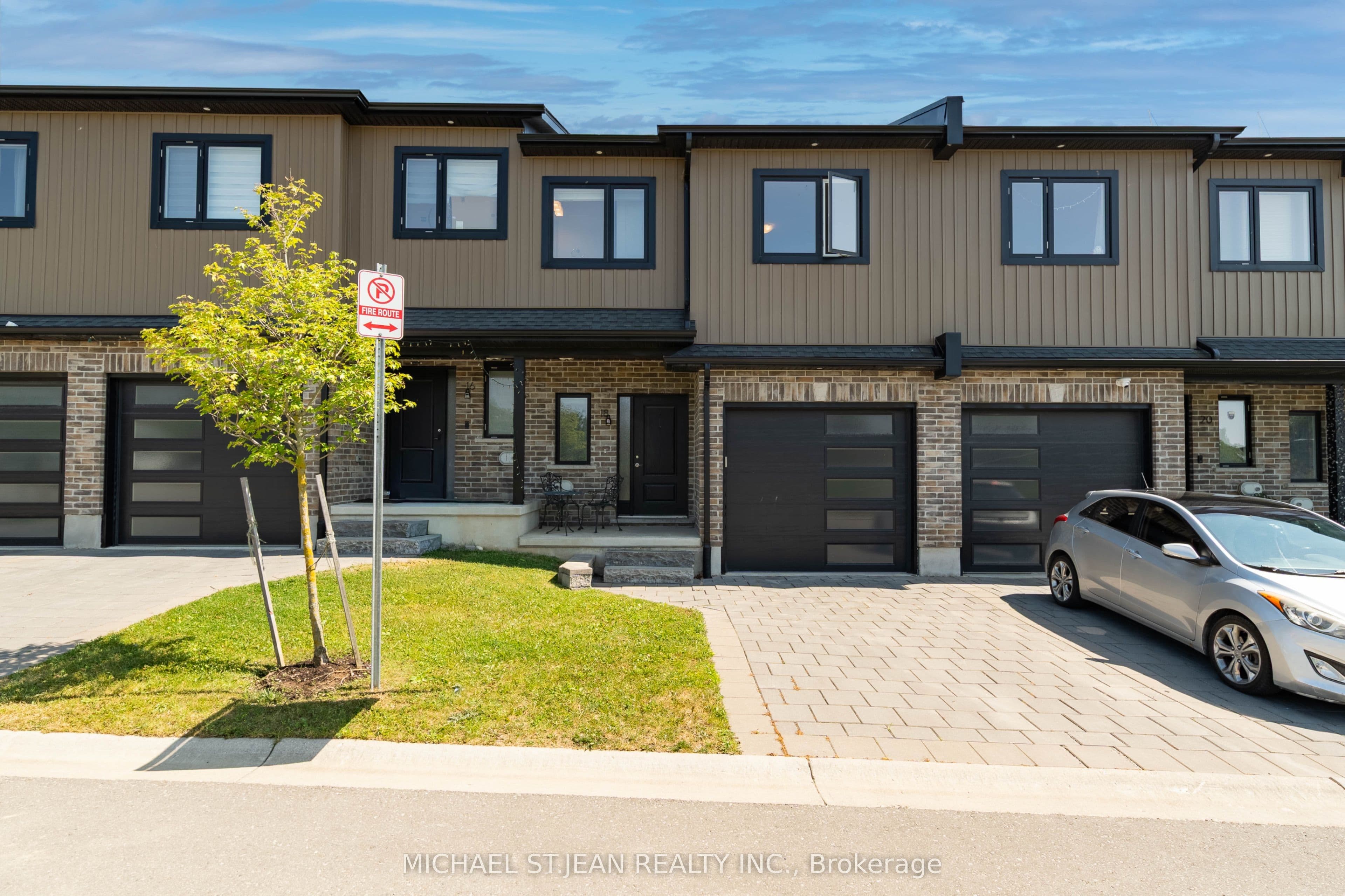 18-811 Sarnia Road photo 1