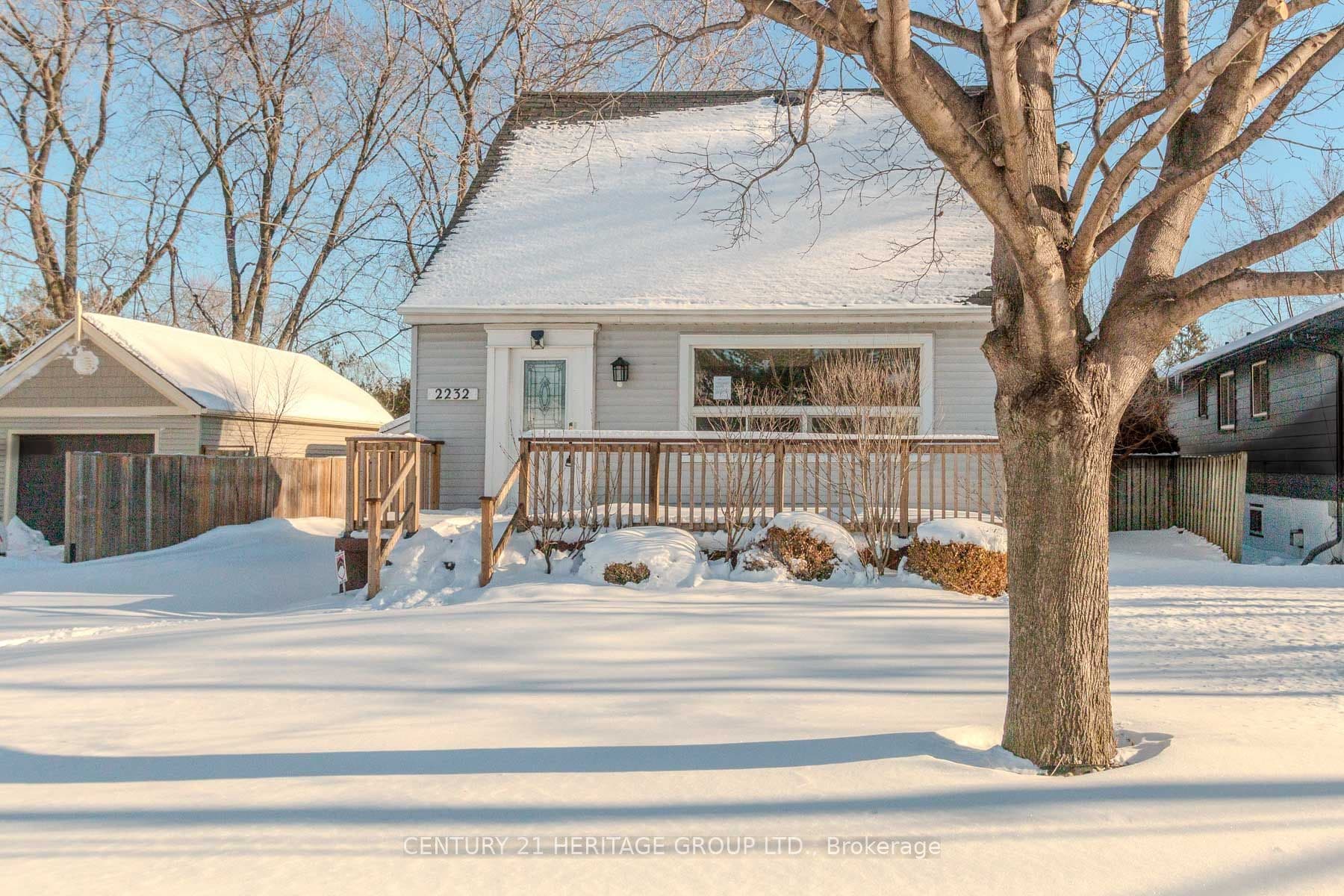 2232 Queensway Drive photo 1