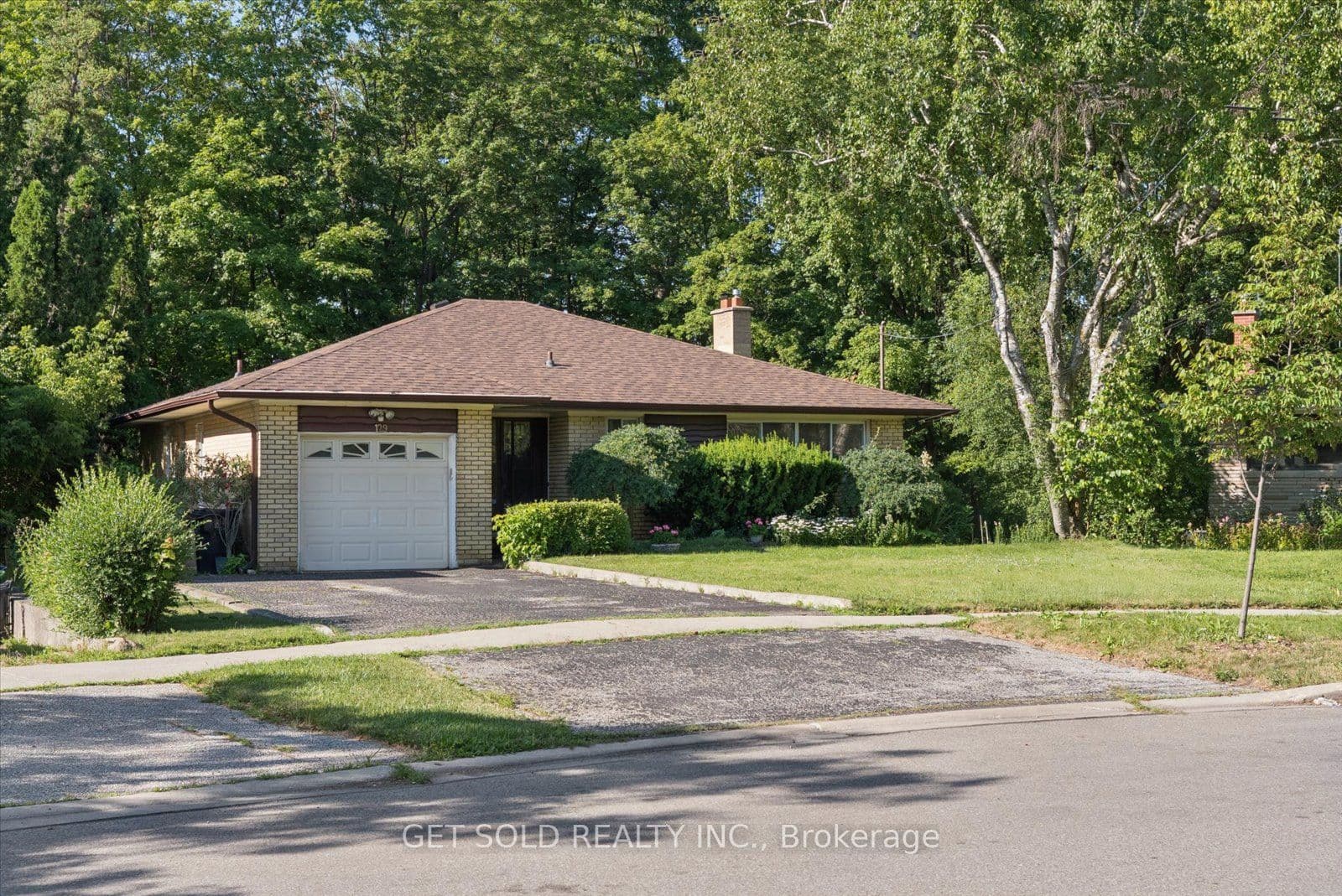 129 Riverhead Drive photo 1