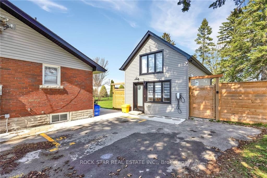 Unit Rear 48 Harber Avenue photo 1