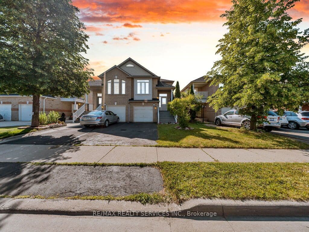 101 River Rock Crescent photo 1
