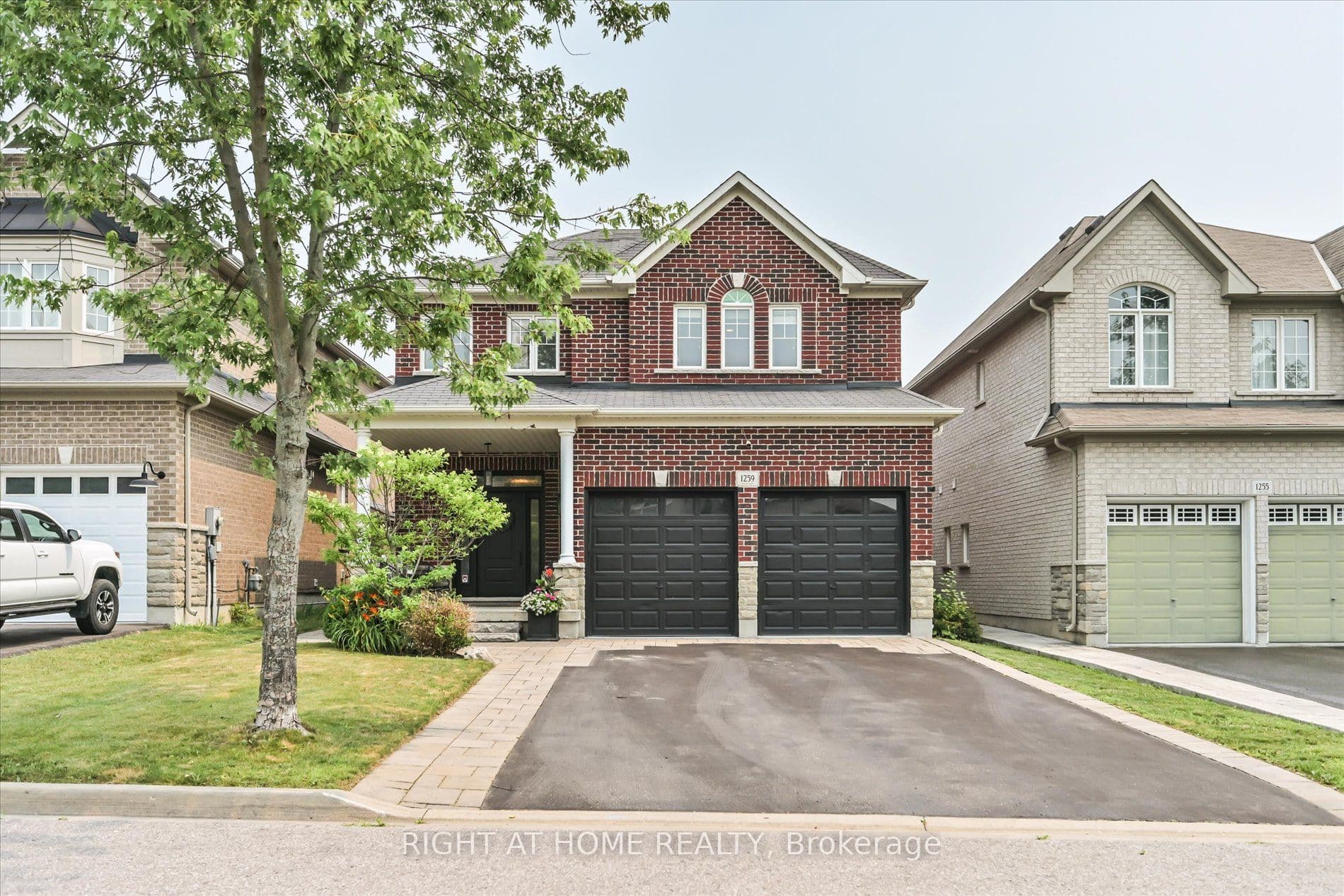 1259 Aldsworth Crescent photo 1
