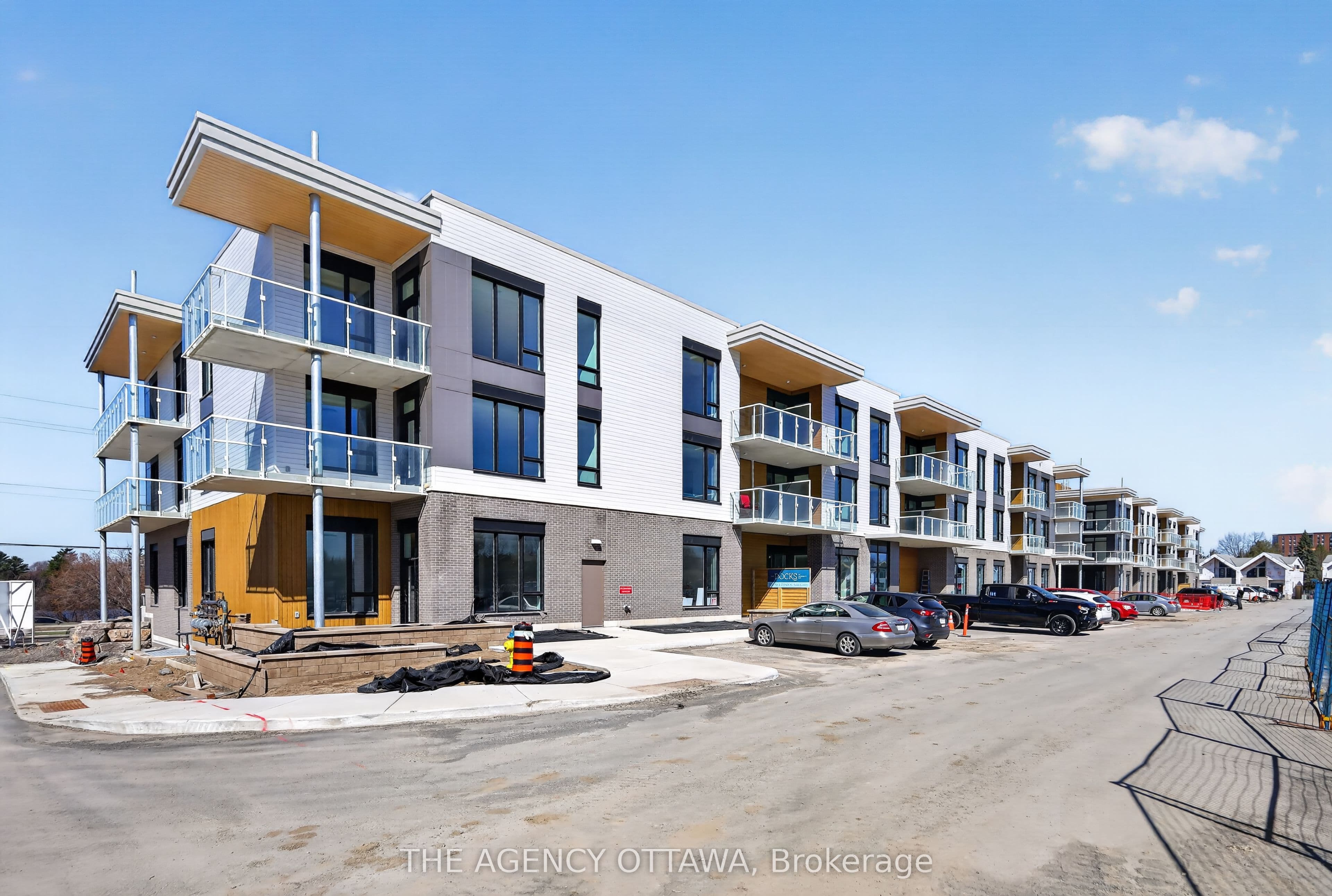 Unit 301 3071 Riverside Drive photo 1