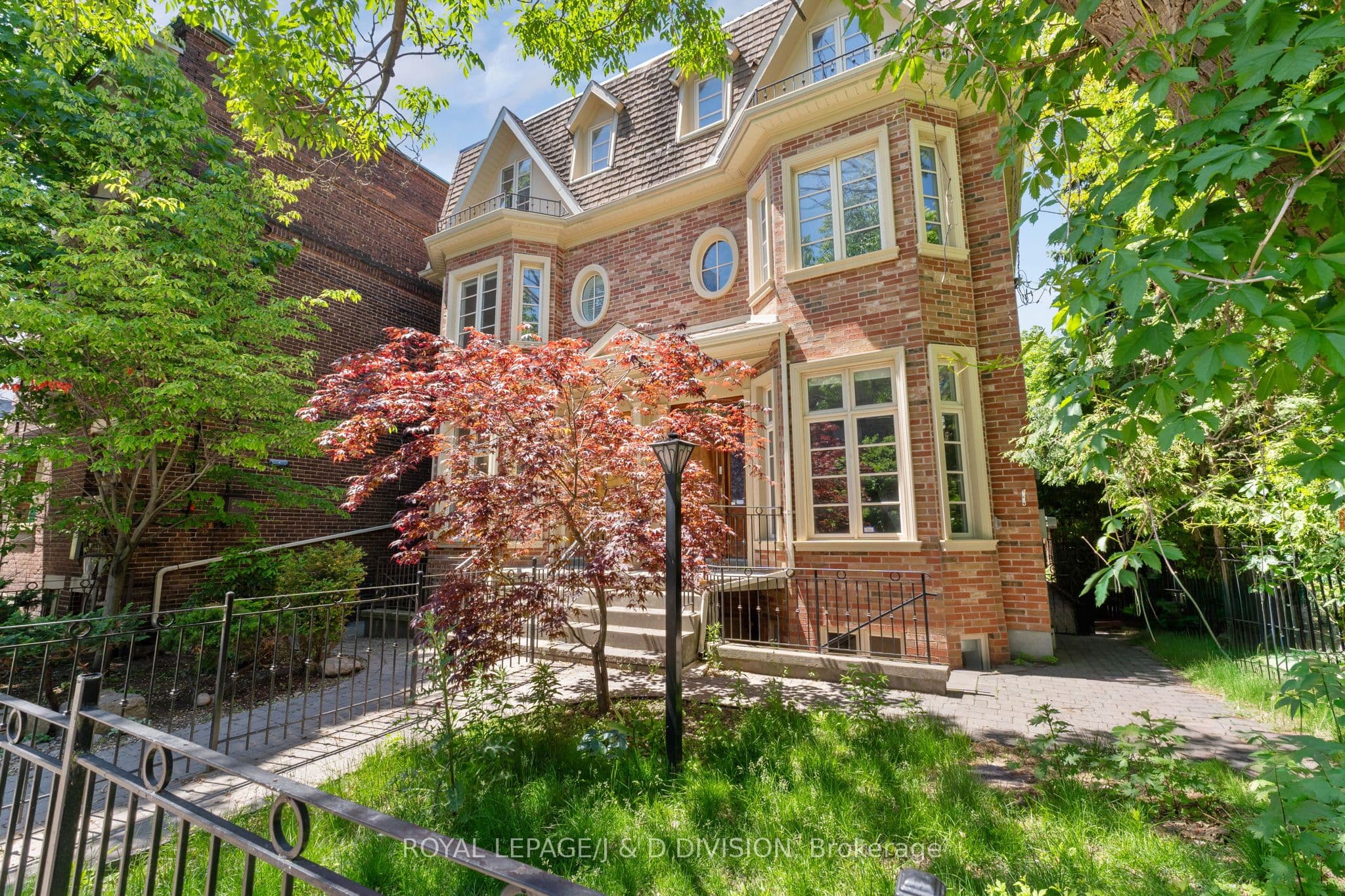8 Huntley Street photo 1