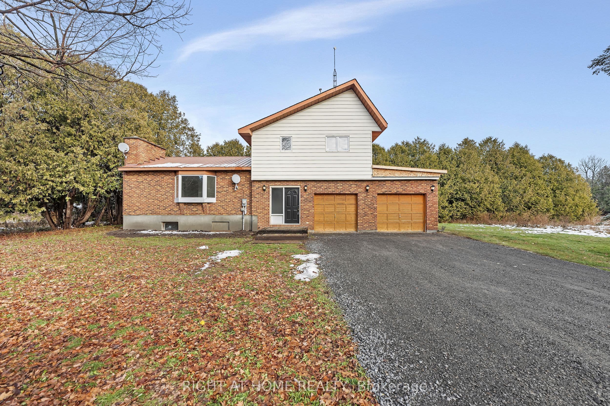 1864 Manotick Station Road photo 1